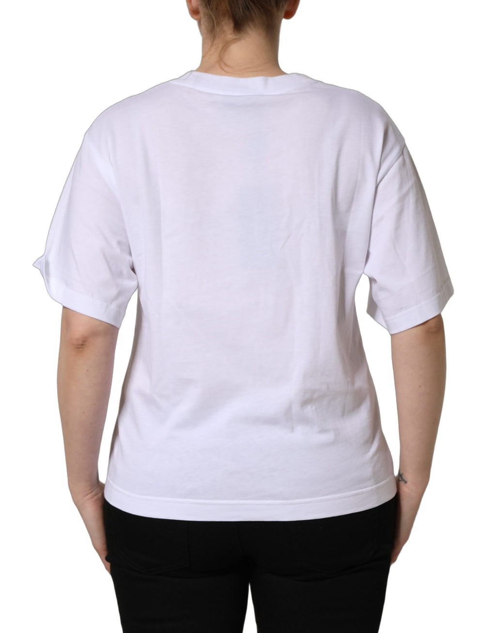T-shirt blanc en coton Dolce & Gabbana avec patch logo DG, col rond, design élégant et décontracté.