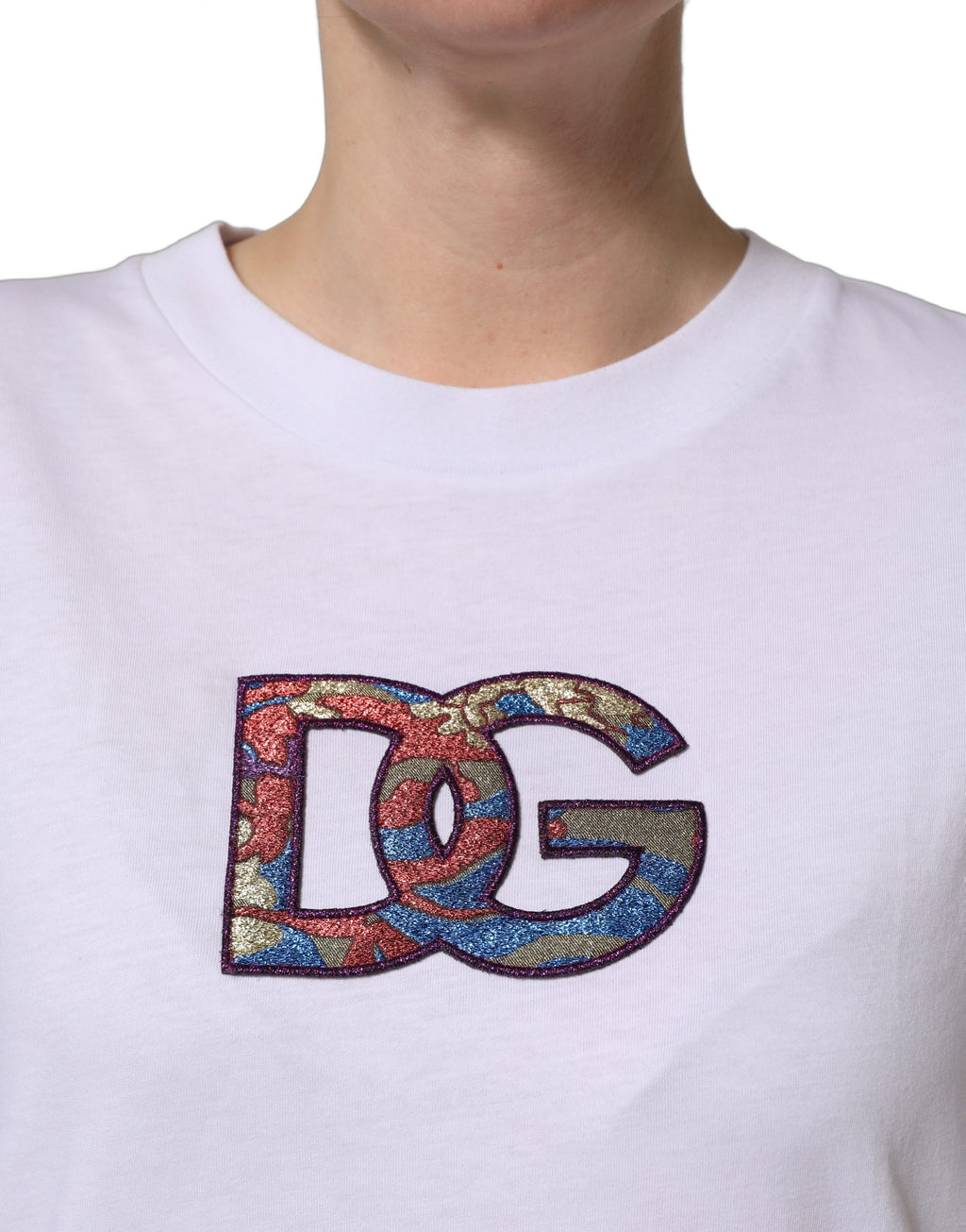T-shirt blanc en coton Dolce & Gabbana avec logo DG brodé, col rond, style décontracté et moderne.