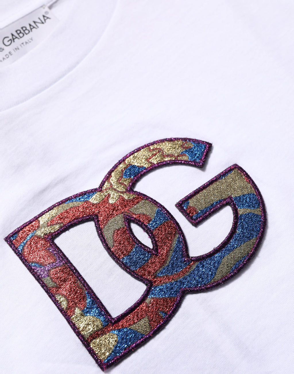 T-shirt blanc en coton Dolce & Gabbana avec logo DG brodé, col rond, style décontracté et moderne.