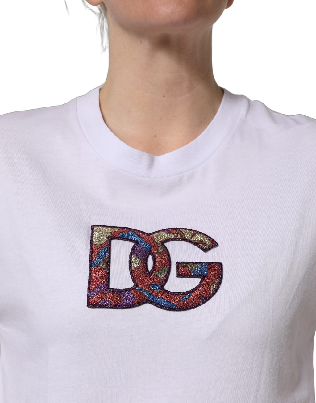 T-shirt blanc en coton Dolce & Gabbana avec logo DG, col rond et détail de patch logo sur la poitrine.