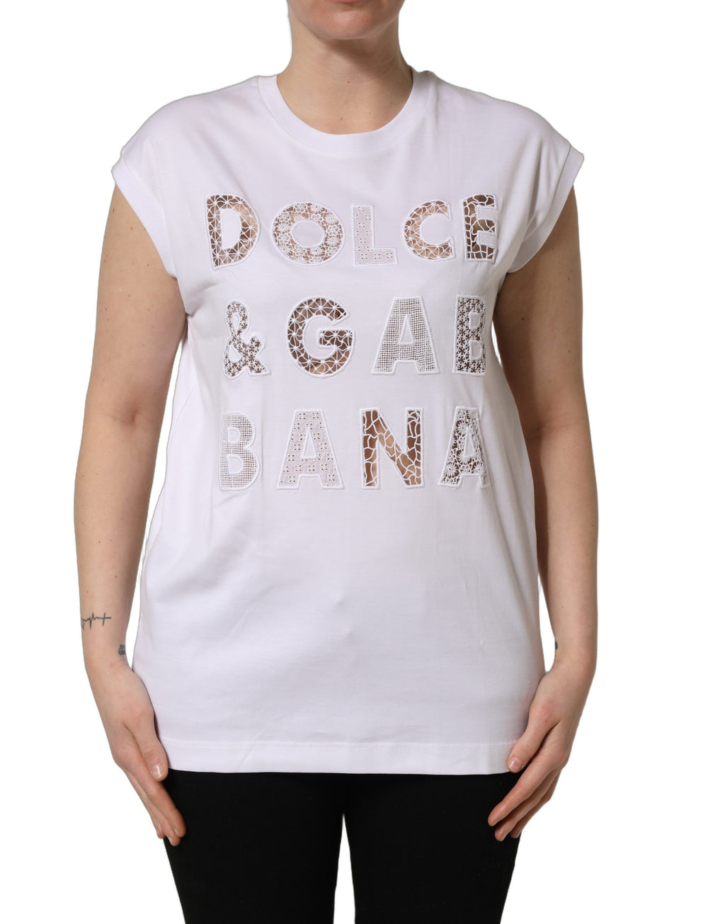 T-shirt sans manches blanc Dolce & Gabbana avec logo rond au col, style décontracté et moderne.