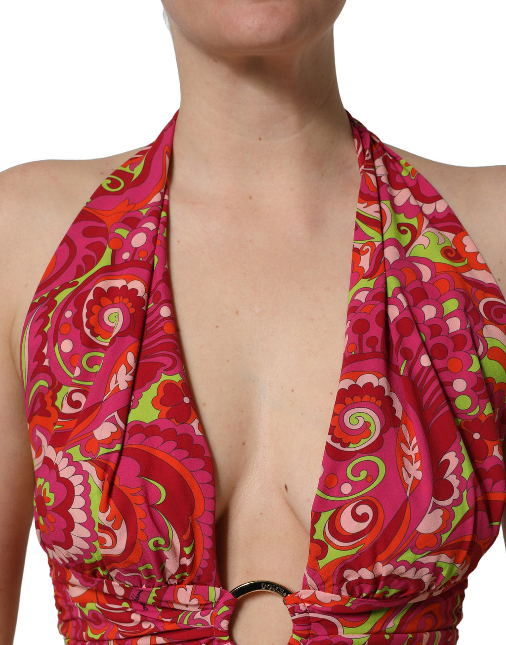 Top crop en soie rouge à motifs cachemire Dolce & Gabbana avec col halter, tissu élégant et design sophistiqué.