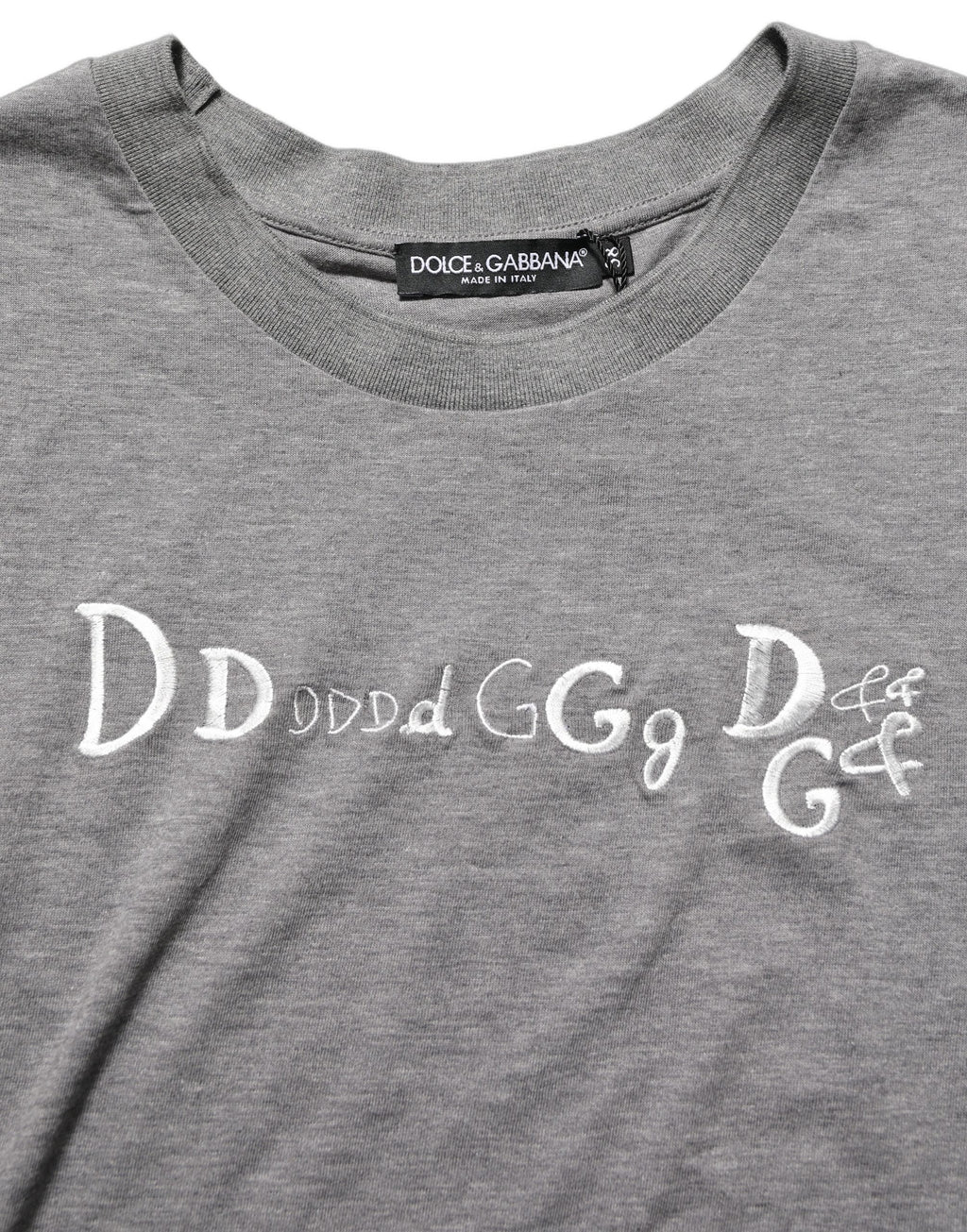 T-shirt à manches courtes Dolce & Gabbana gris avec logo brodé, design élégant et moderne pour homme.