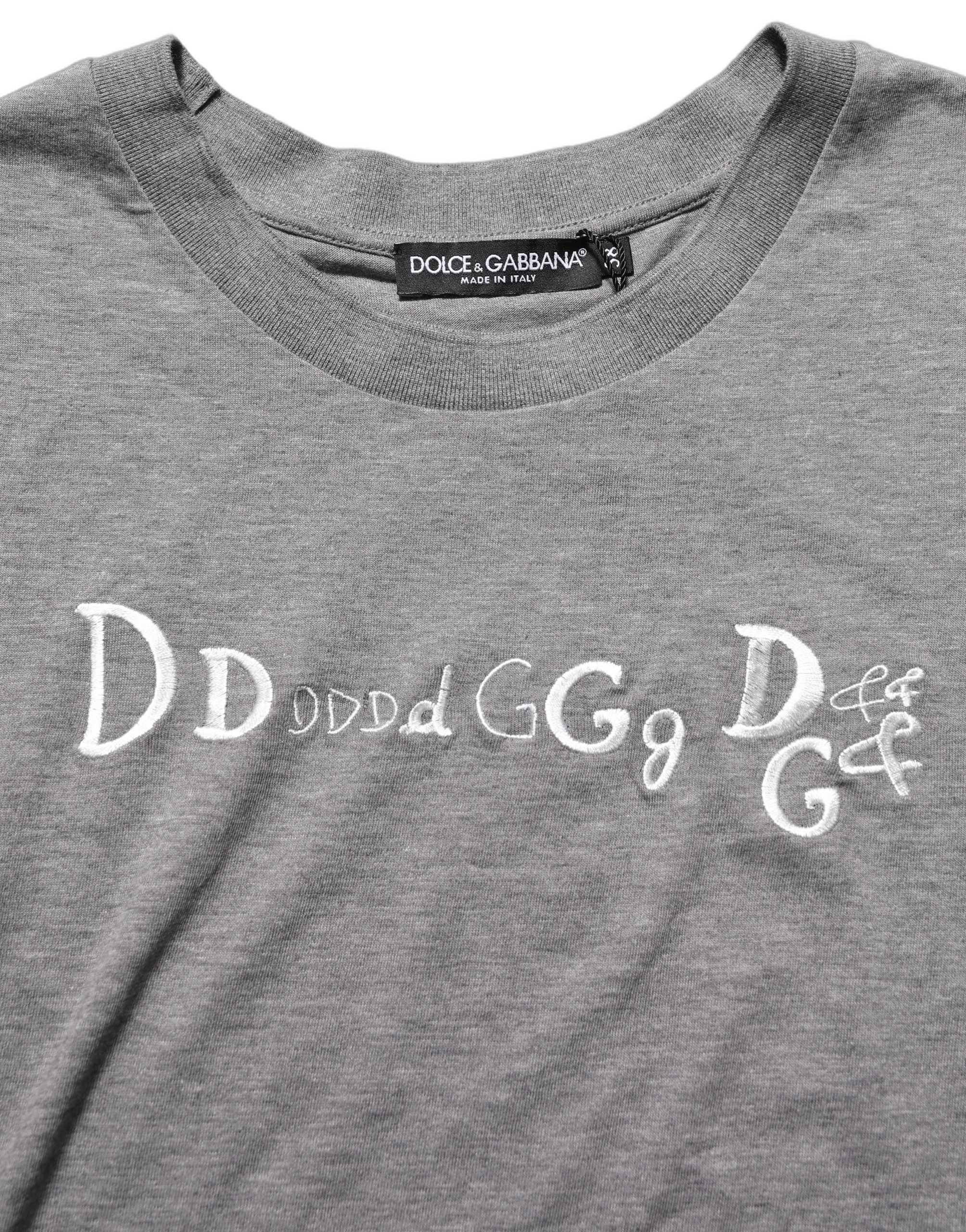 T-shirt à manches courtes Dolce & Gabbana gris avec logo brodé, design élégant et moderne pour homme.