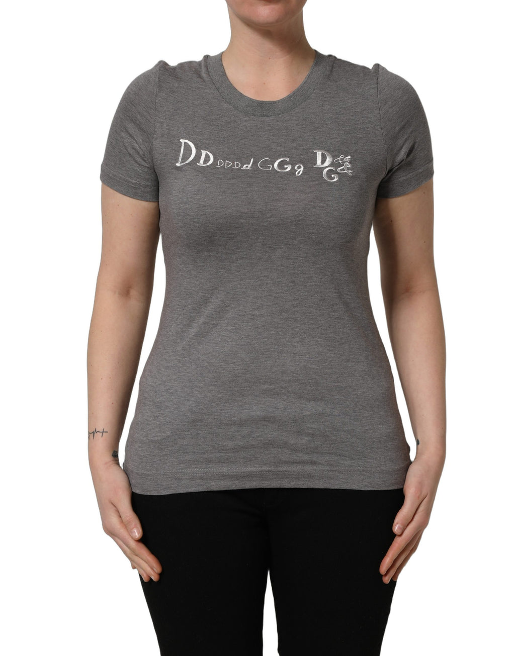 T-shirt à manches courtes gris avec logo brodé Dolce & Gabbana, design élégant et moderne, visible sur le devant.