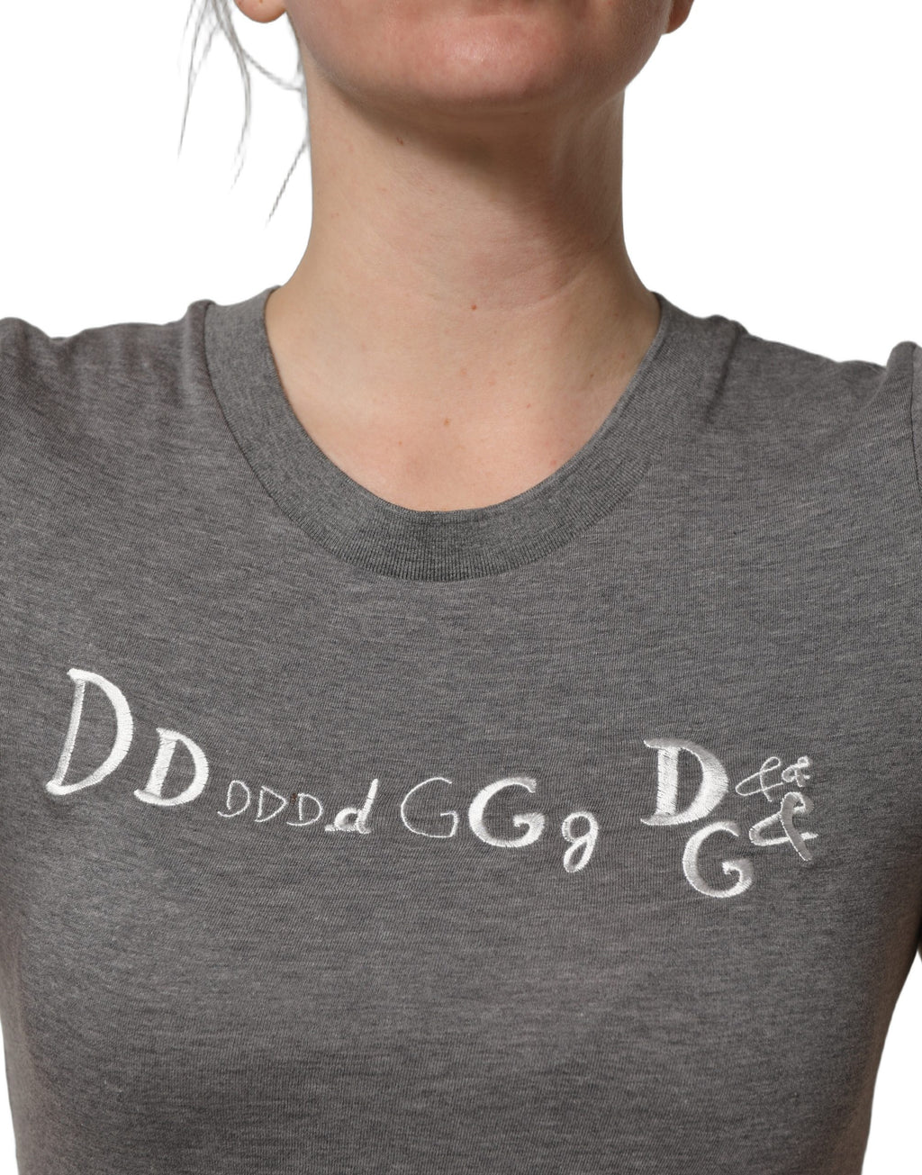 T-shirt à manches courtes gris Dolce & Gabbana avec logo brodé, design élégant et moderne, en coton confortable.
