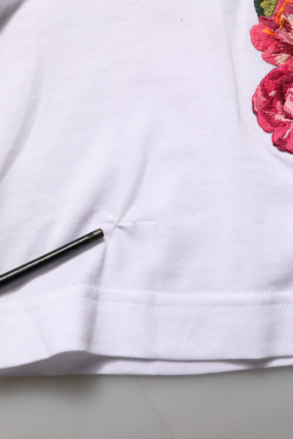 T-shirt court en coton blanc Dolce & Gabbana avec motif floral DG, tissu jersey doux et confortable.