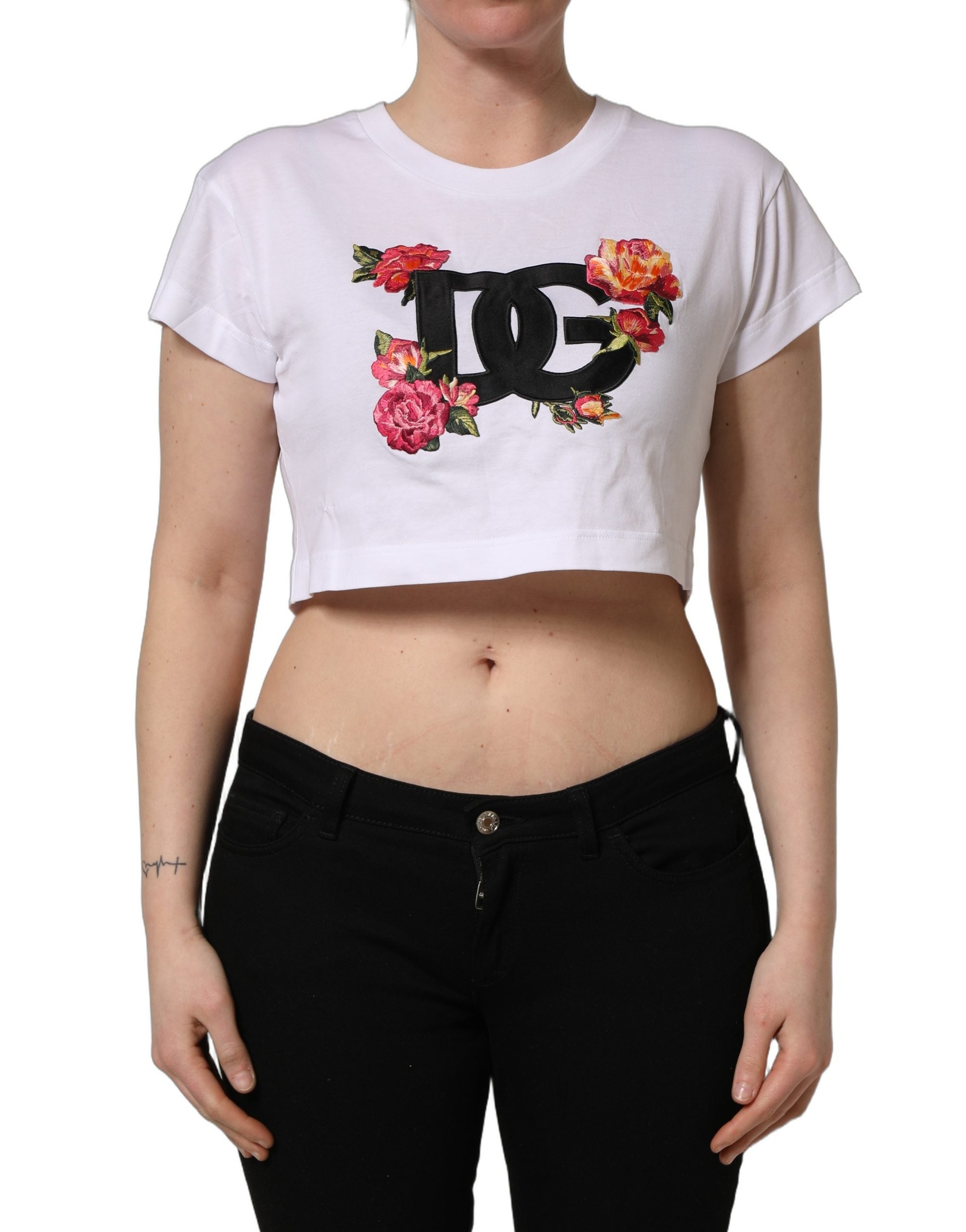 T-shirt court en coton à fleurs blanches Dolce & Gabbana, style crop et logo DG visible sur le devant.