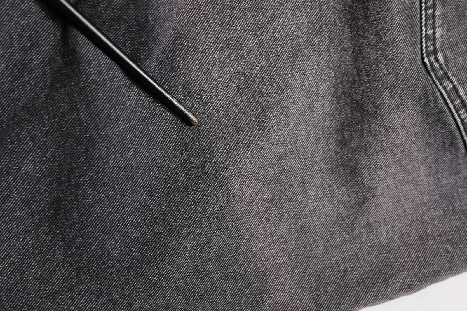 Jean en denim gris foncé Dolce & Gabbana, taille moyenne, déchiré, style décontracté et tendance.