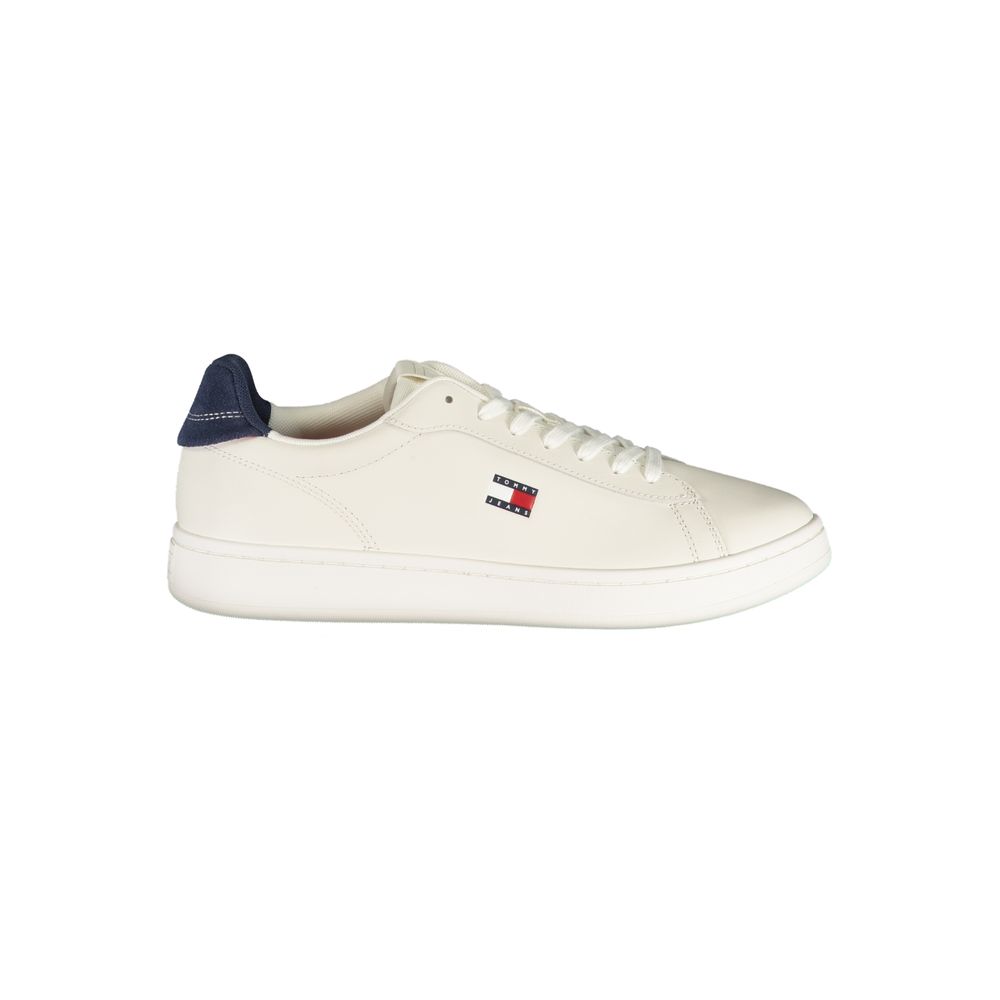 Chaussure sneaker blanche en polyuréthane pour homme de la marque Tommy Hilfiger, vue de côté.