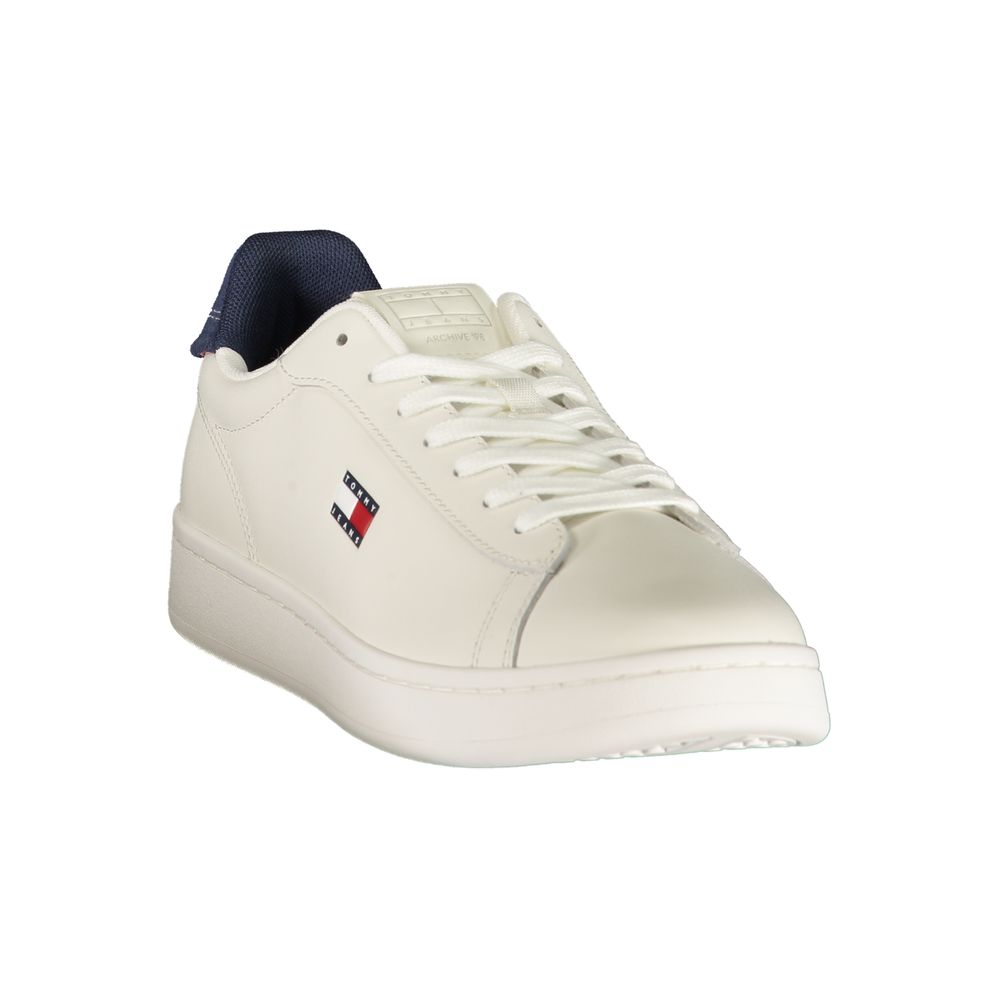 Sneaker homme Tommy Hilfiger en polyuréthane blanc, style casual avec semelle blanche et design épuré.