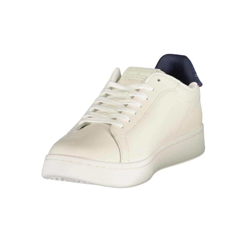 Chaussures sneakers blanches en polyuréthane Tommy Hilfiger pour homme, vue de face avec détails du design moderne