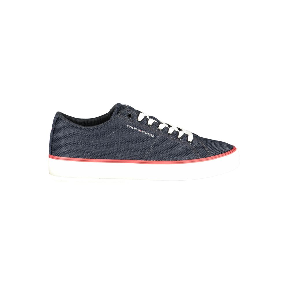 Chaussure sneaker homme Tommy Hilfiger en polyester bleu, vue de côté, avec semelle blanche et détails de marque.