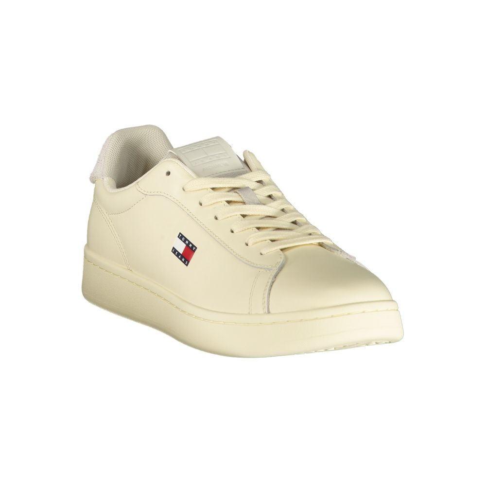 Chaussures sneakers blanches en polyuréthane pour homme de la marque Tommy Hilfiger, vue de face.
