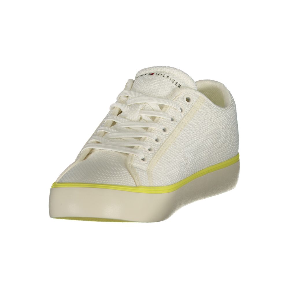 Chaussure de sport blanche en polyester pour homme de la marque Tommy Hilfiger, vue de côté.