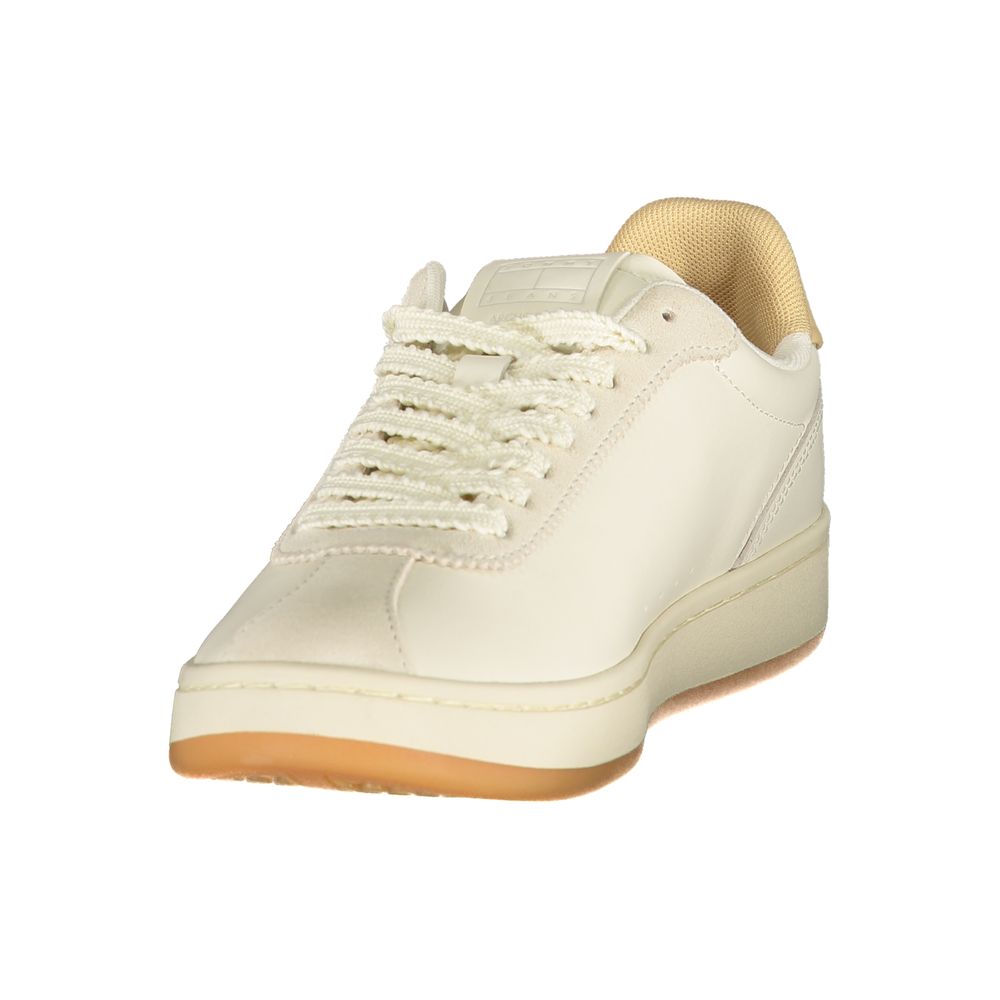 Sneaker femme beige en polyuréthane de la marque Tommy Hilfiger, vue de côté, avec semelle blanche et design élégant.