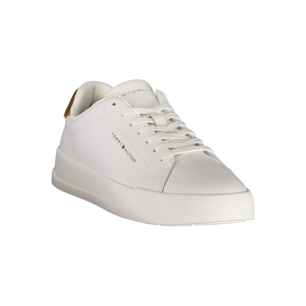 Sneaker en cuir blanc pour homme de Tommy Hilfiger, vue de face avec détails de la chaussure visible.