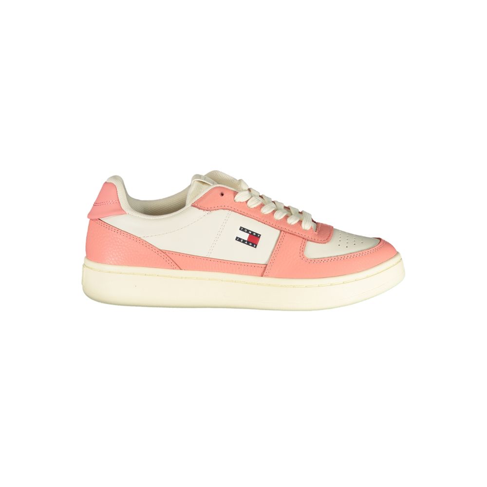 Sneakers blanches en polyuréthane pour femmes de la marque Tommy Hilfiger, avec design moderne et détails élégants.