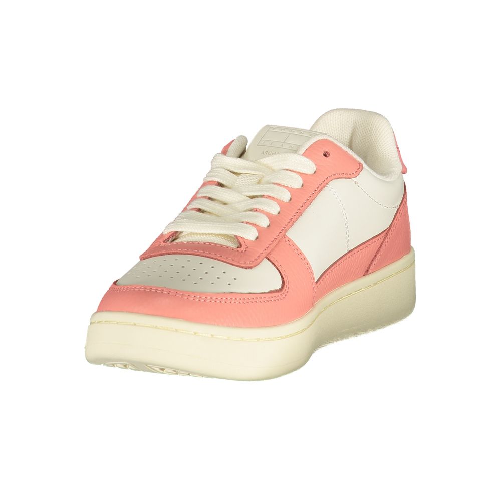 Sneakers blanches en polyuréthane pour femme de la marque Tommy Hilfiger, vue de face avec détails du design moderne.