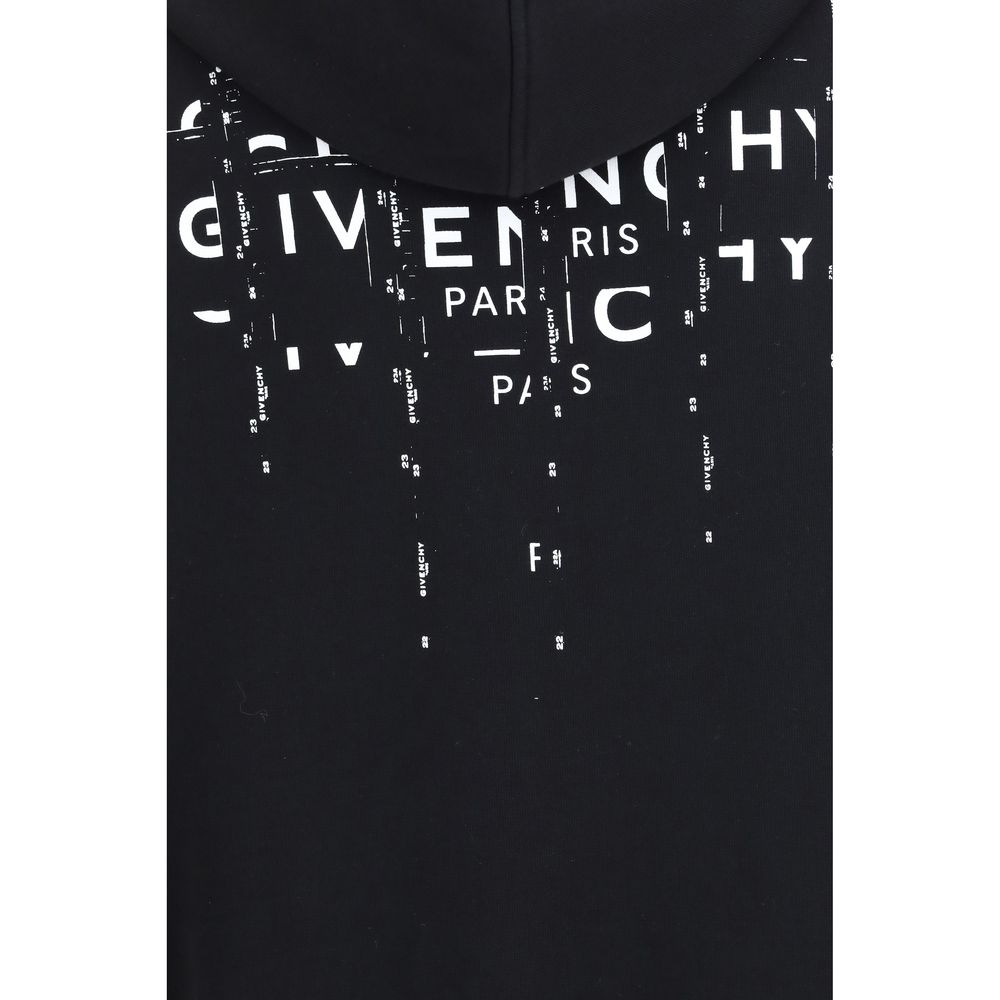 Sweat-shirt noir en coton Givenchy, coupe décontractée et logo discret, porté sur un mannequin.