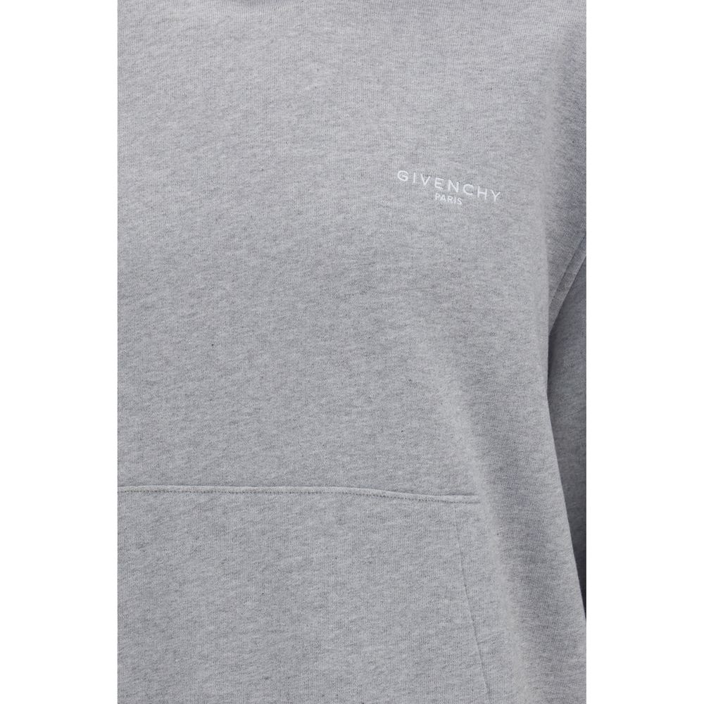 Sweatshirt gris en coton de Givenchy, vue de face, avec logo discret sur la poitrine et col ras du cou.