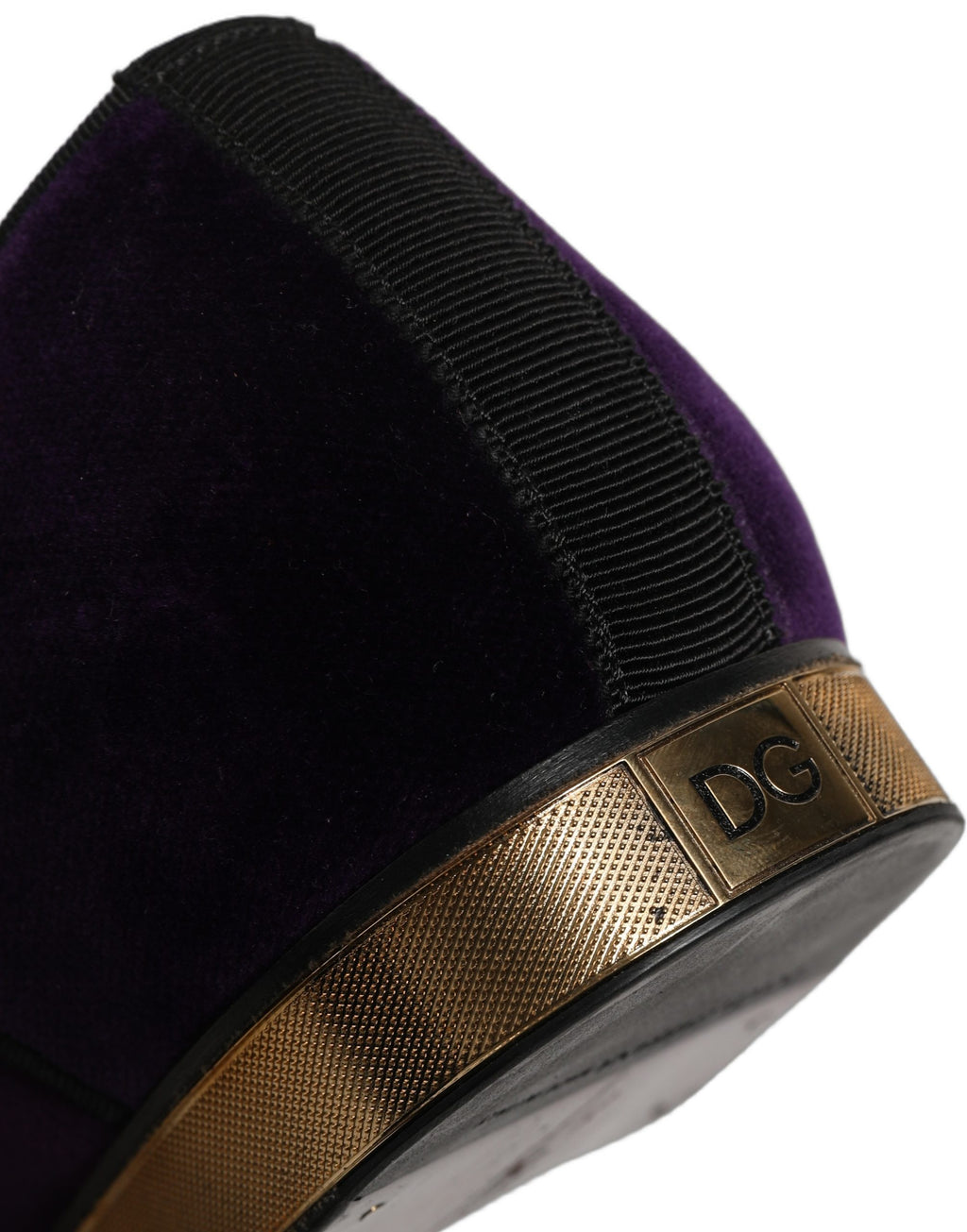Chaussures derby en daim violet Dolce & Gabbana avec embellissements, élégantes et sophistiquées pour homme.