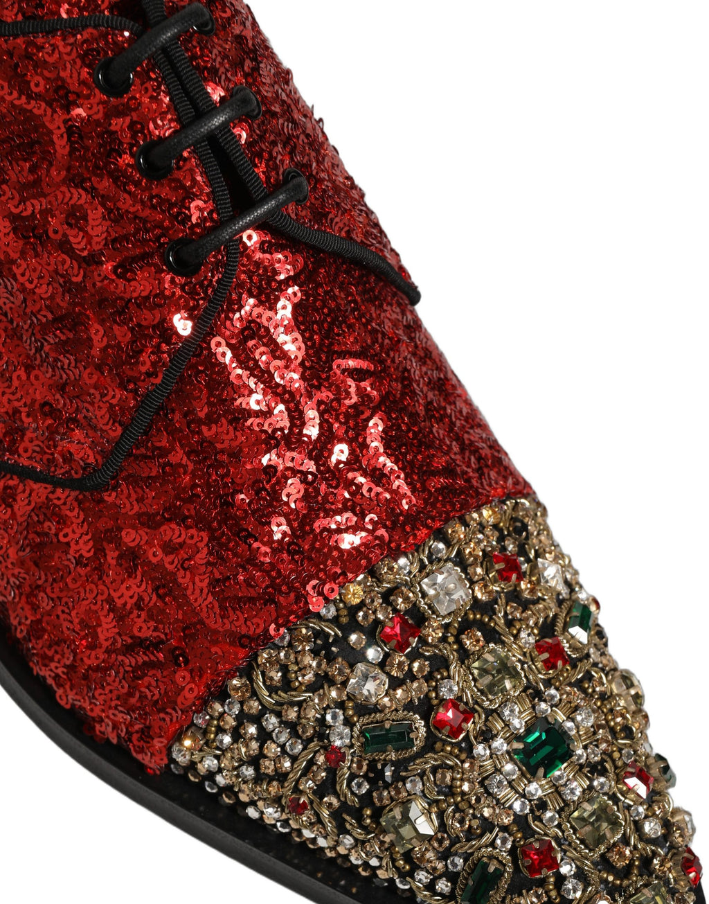Chaussures derby pour hommes de Dolce & Gabbana, en sequins rouges ornés de détails brillants et embellissements élégants.