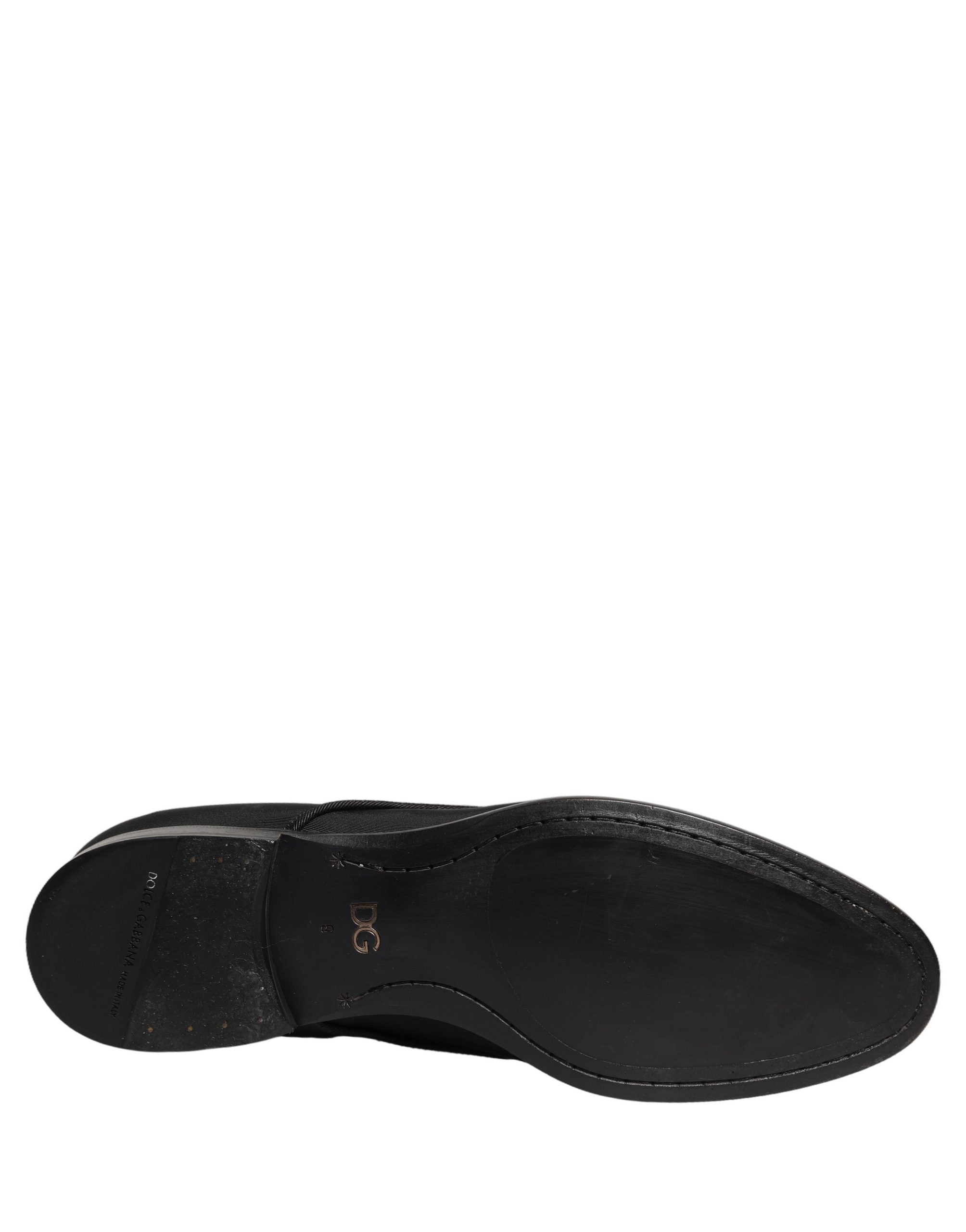 Chaussures Derby habillées en daim noir Dolce & Gabbana avec lacets, élégantes et sophistiquées pour occasion formelle.