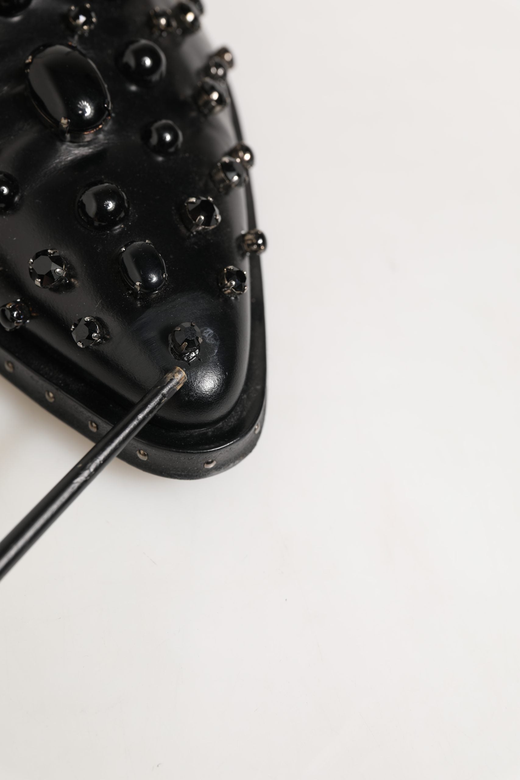 Chaussures Derby formelles pour homme Dolce & Gabbana en cuir noir avec clous, style élégant et sophistiqué.