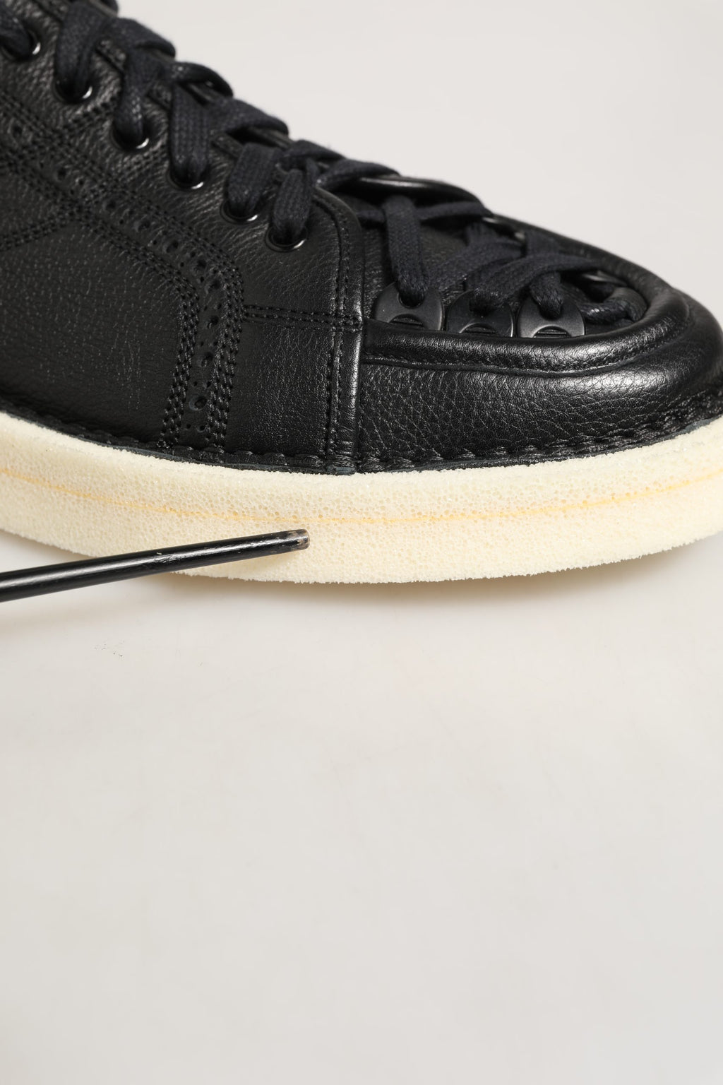 Chaussures sneakers basses en cuir noir Dolce & Gabbana avec lacets, mode élégante et confortable pour homme.