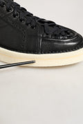 Chaussures sneakers basses en cuir noir Dolce & Gabbana avec lacets, mode élégante et confortable pour homme.