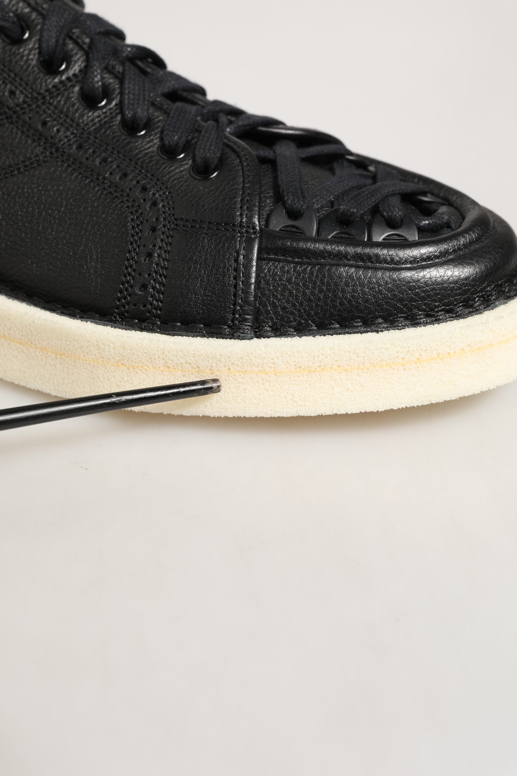 Chaussures sneakers basses en cuir noir Dolce & Gabbana avec lacets, mode élégante et confortable pour homme.