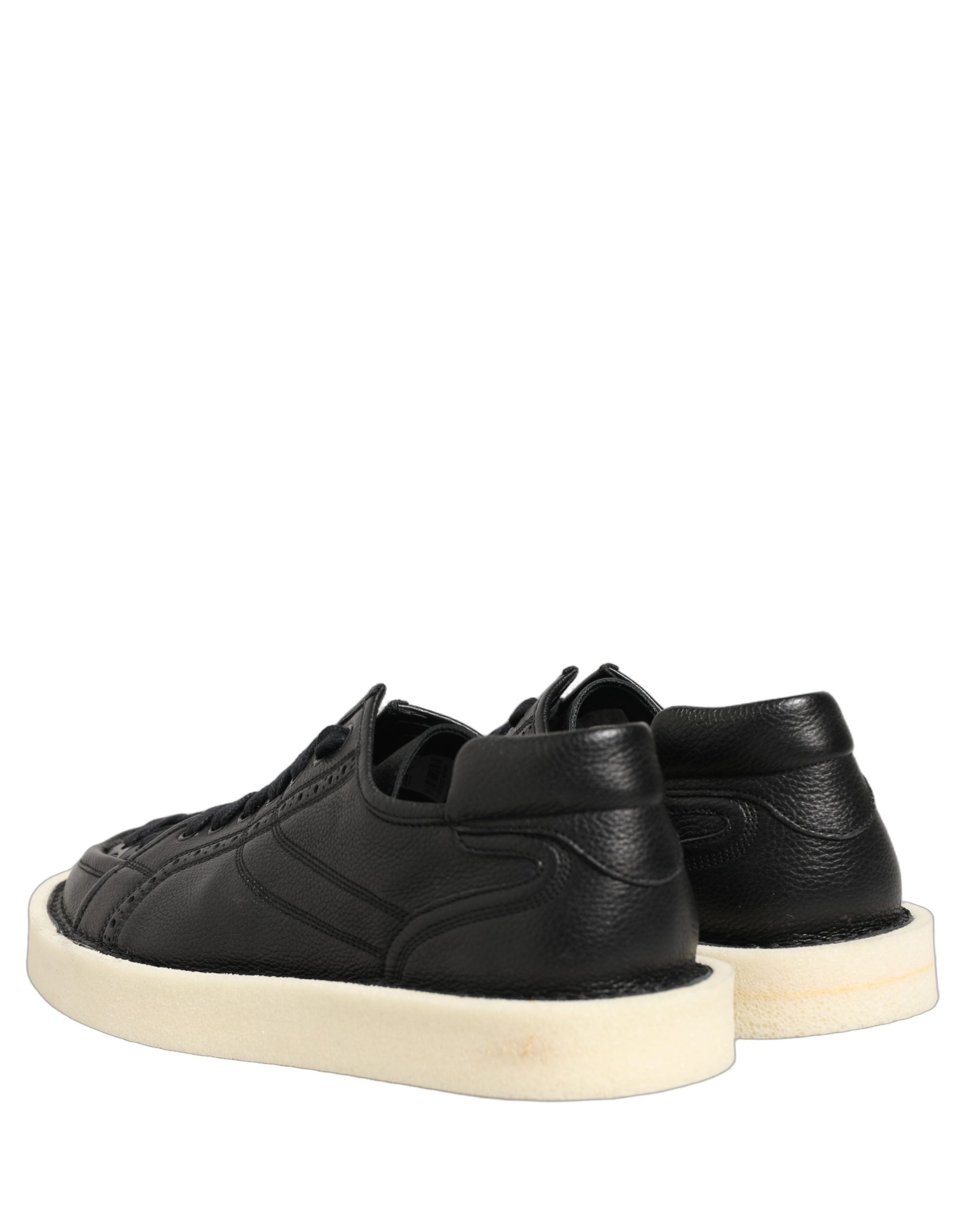 Chaussures sneakers basses en cuir noir Dolce & Gabbana avec lacets, vue de face sur des sneakers élégants et modernes.