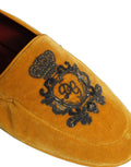 Chaussures loafers en velours jaune Dolce & Gabbana avec broderie couronne, élégantes et sophistiquées.