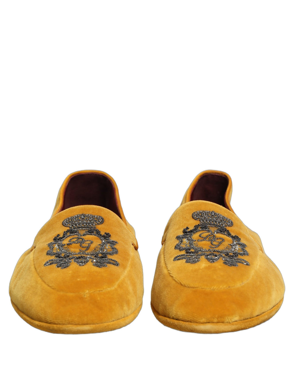 Chaussures loafers Dolce & Gabbana en velours jaune avec broderie de couronne, style élégant et luxueux.