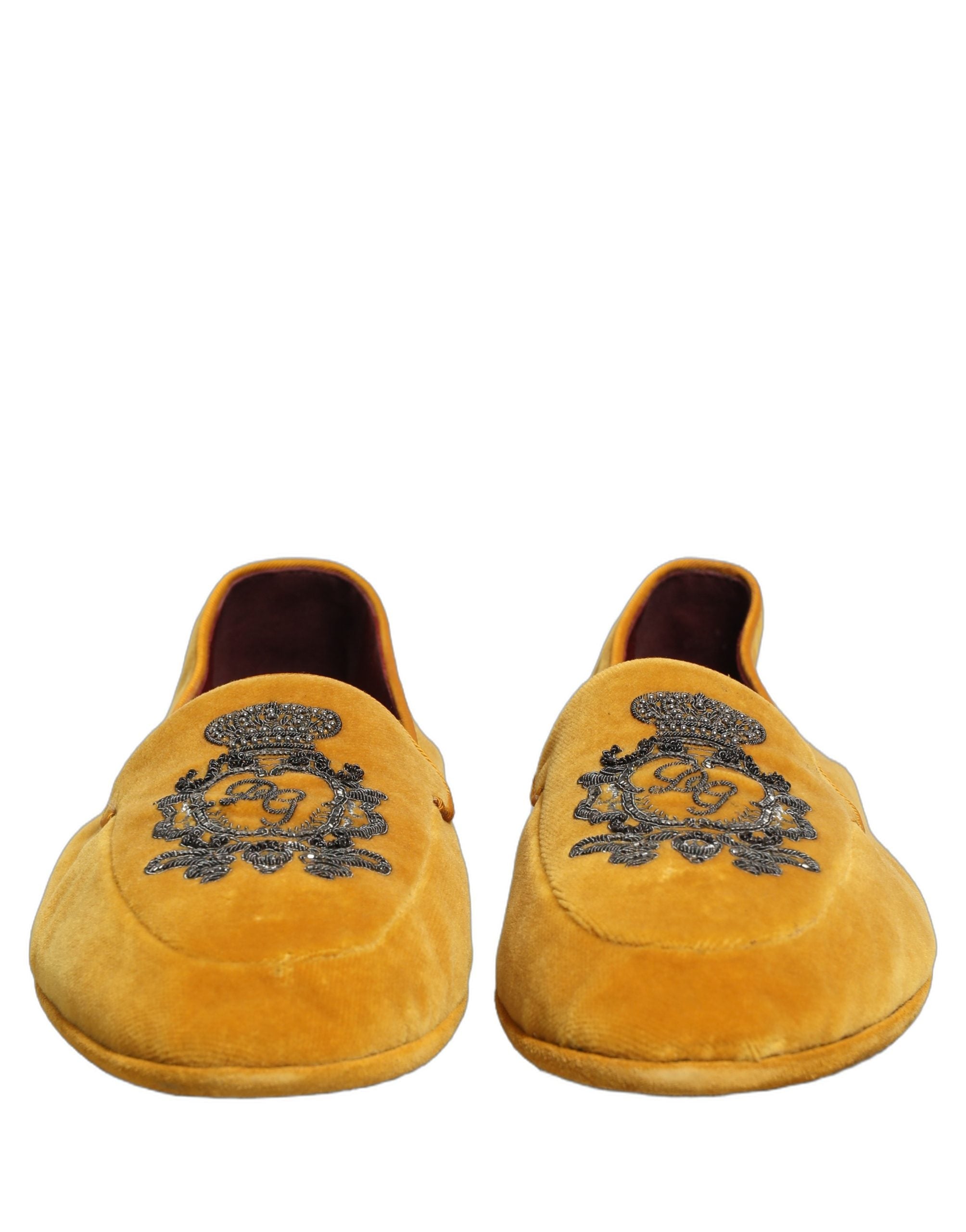 Chaussures loafers Dolce & Gabbana en velours jaune avec broderie de couronne, style élégant et luxueux.