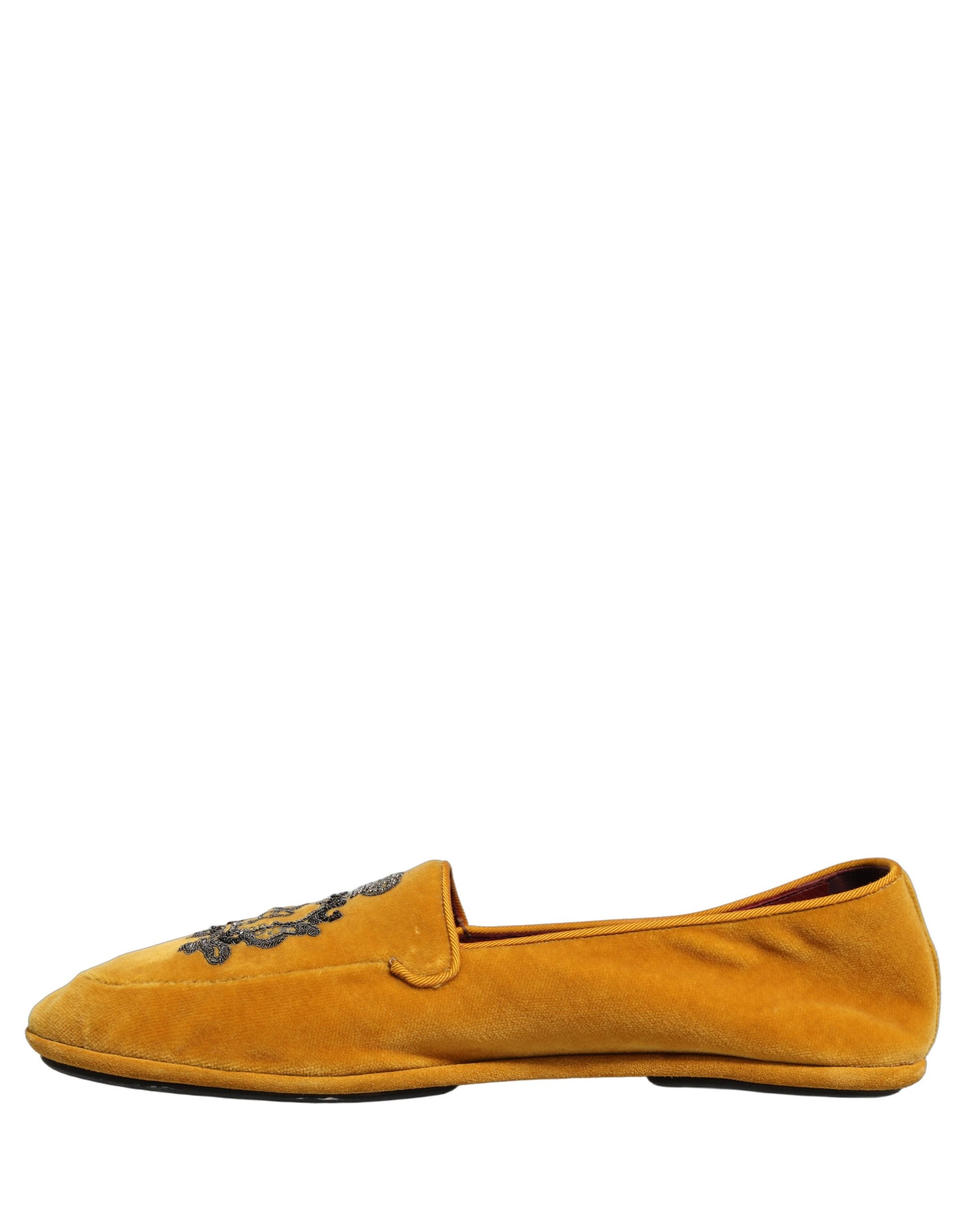 Chaussures loafers en velours jaune avec broderie de couronne par Dolce & Gabbana, style élégant et luxueux.