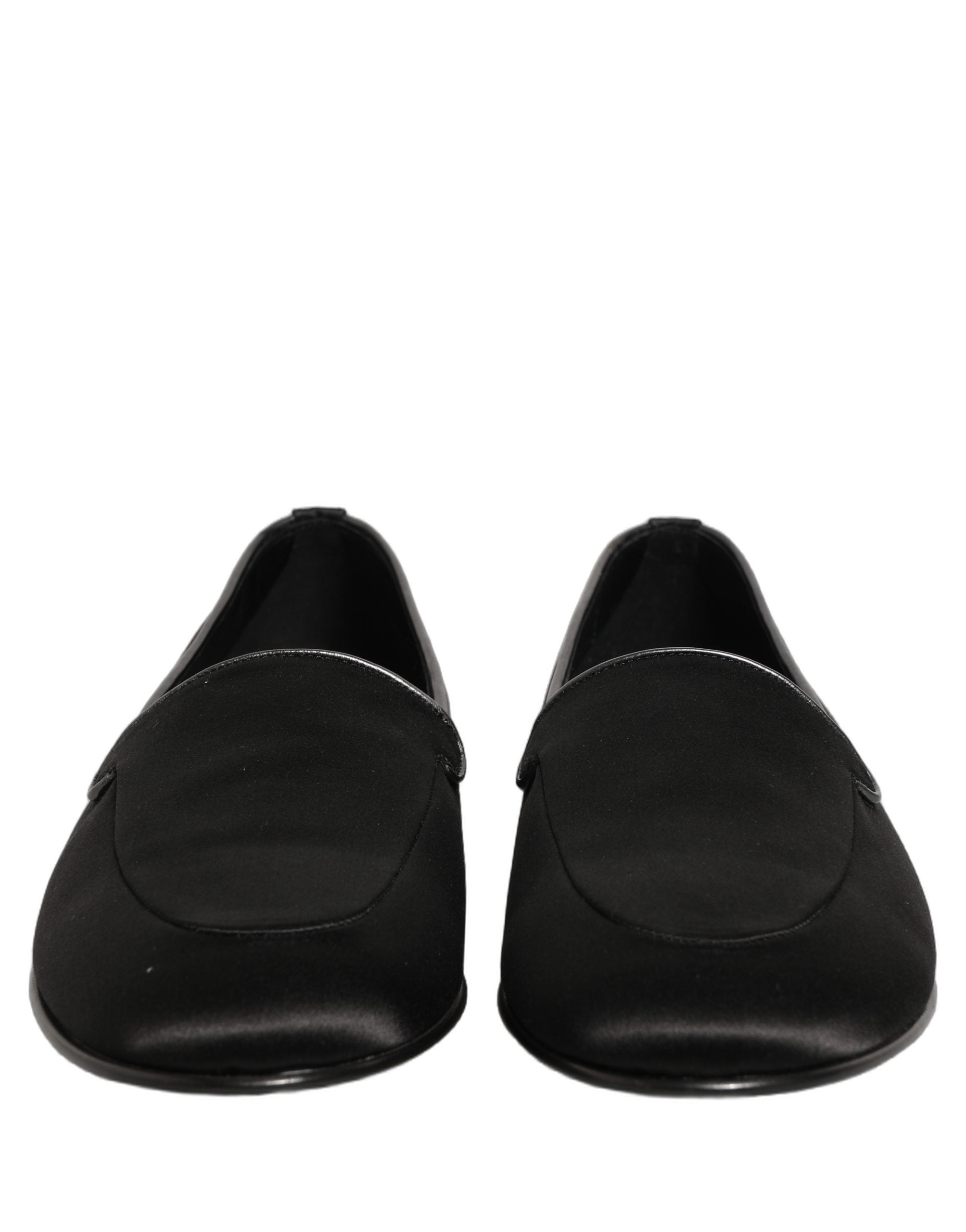 Chaussures loafers Dolce & Gabbana en satin noir avec logo, chaussures à enfiler élégantes et confortables.
