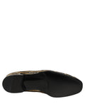 Chaussures loafers Dolce & Gabbana dorées à rayures avec sequins et embellissements, vue en gros plan.