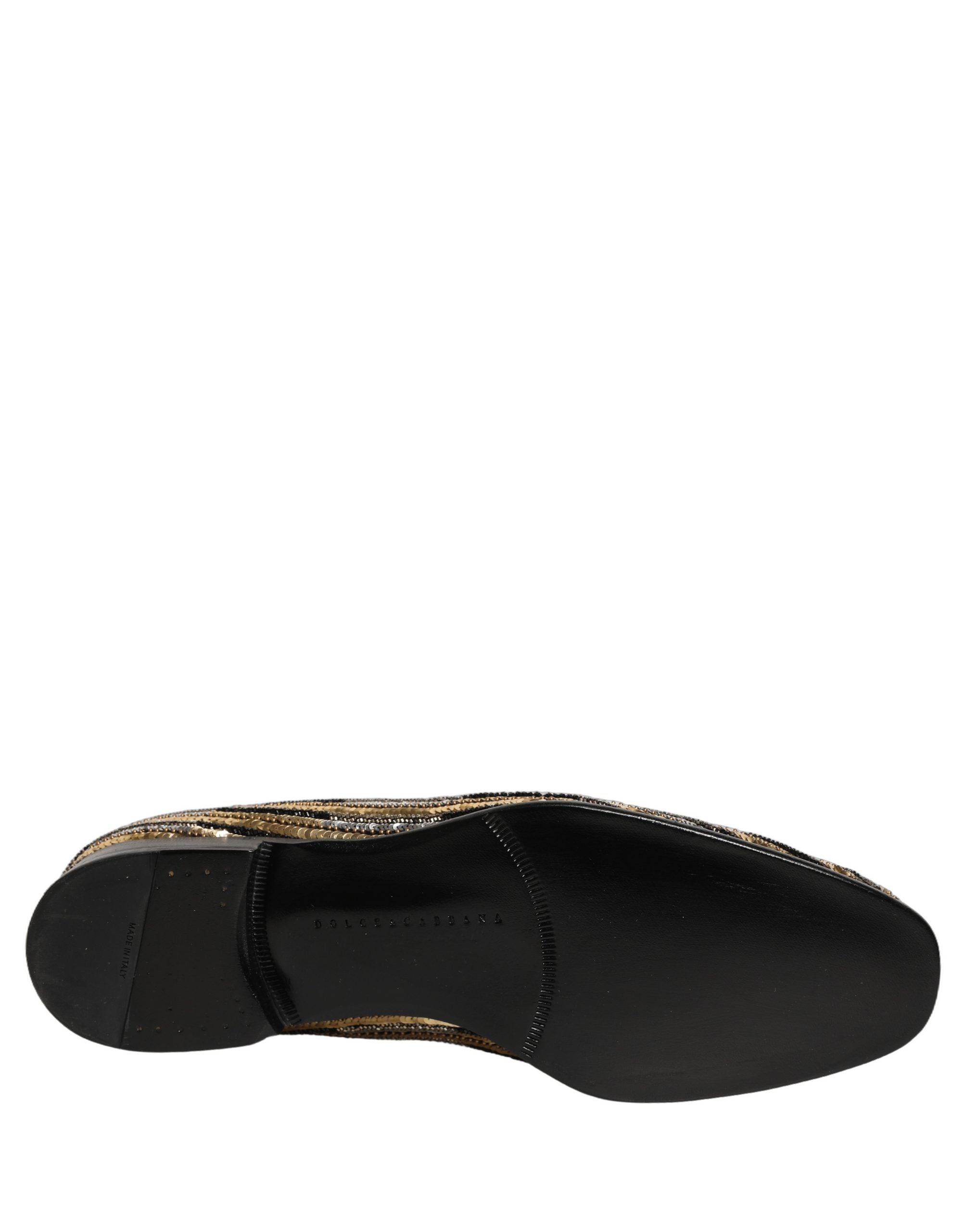 Chaussures loafers Dolce & Gabbana dorées à rayures avec sequins et embellissements, vue en gros plan.
