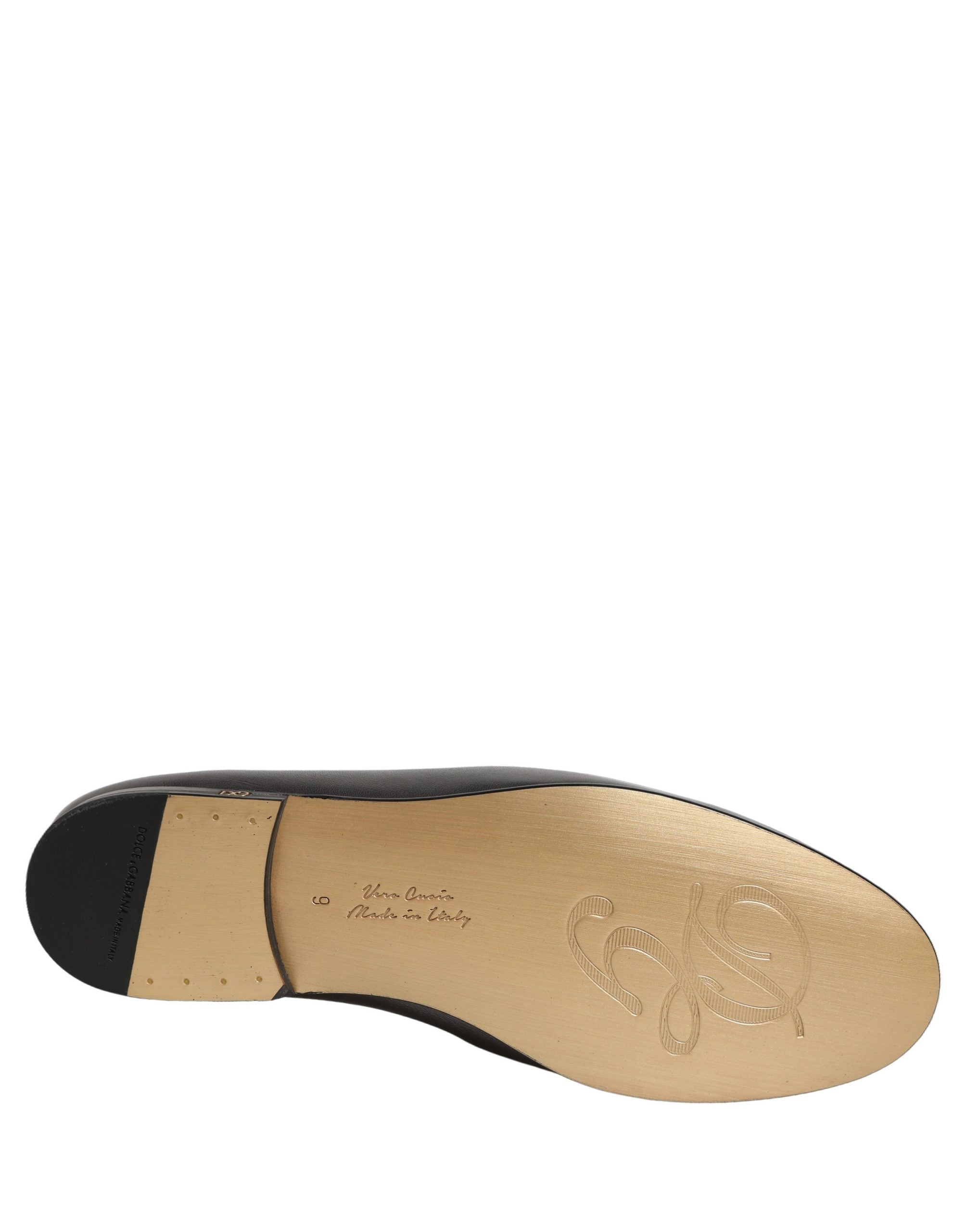 Chaussures mocassins Dolce & Gabbana en cuir argenté avec logo DG, style slip-on, visibles avec détails élégants.