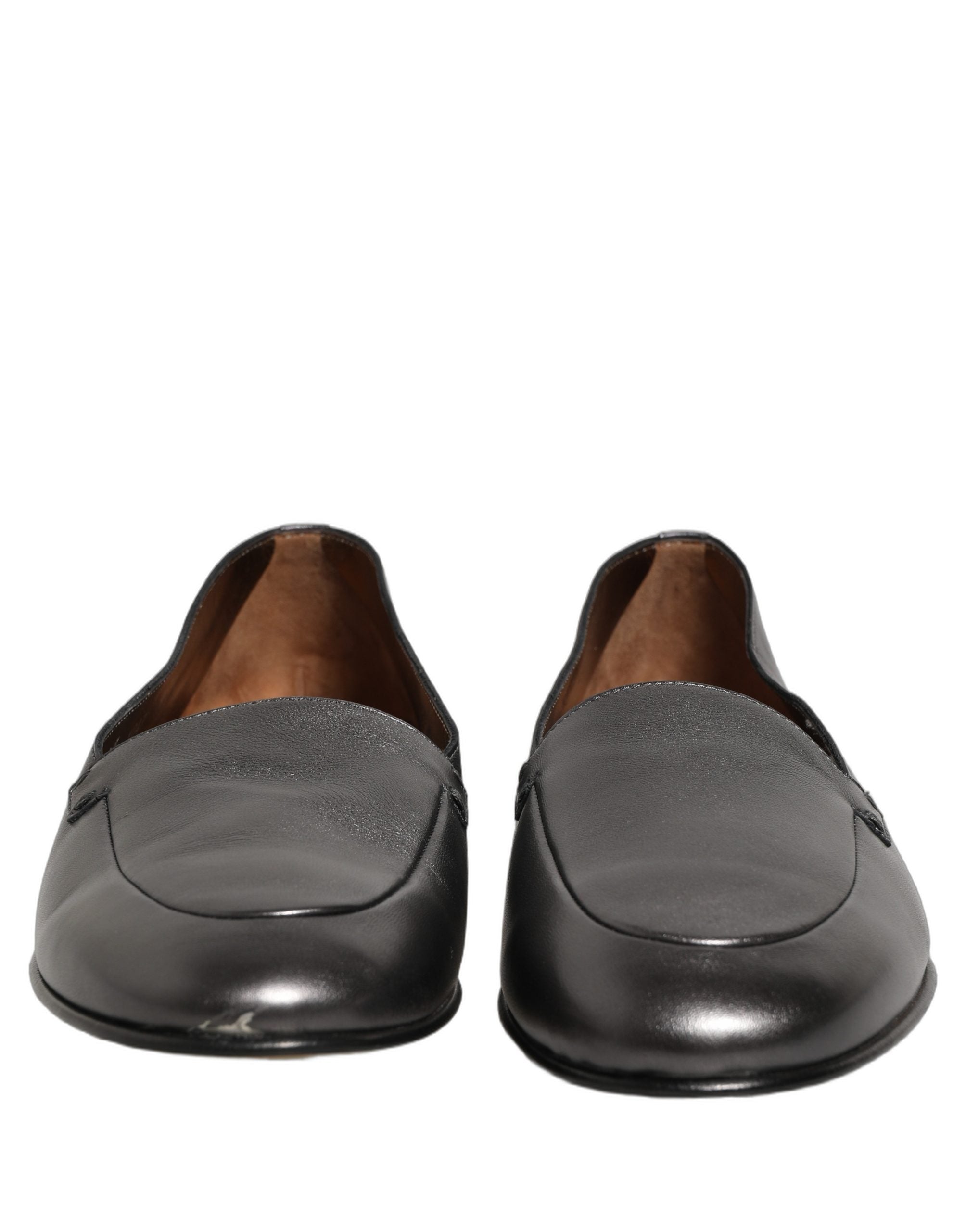 Chaussures mocassins Dolce & Gabbana en cuir argenté avec logo DG, style slip-on, visibles avec détails élégants.