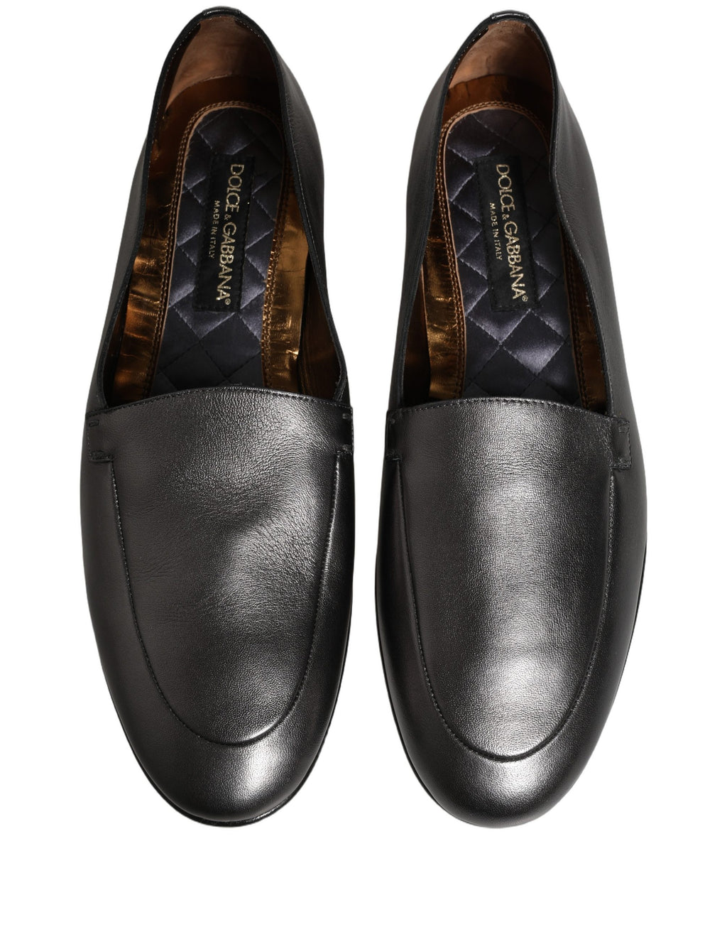 Chaussures mocassins Dolce & Gabbana en cuir argenté avec logo DG, sans lacets, vue de profil.