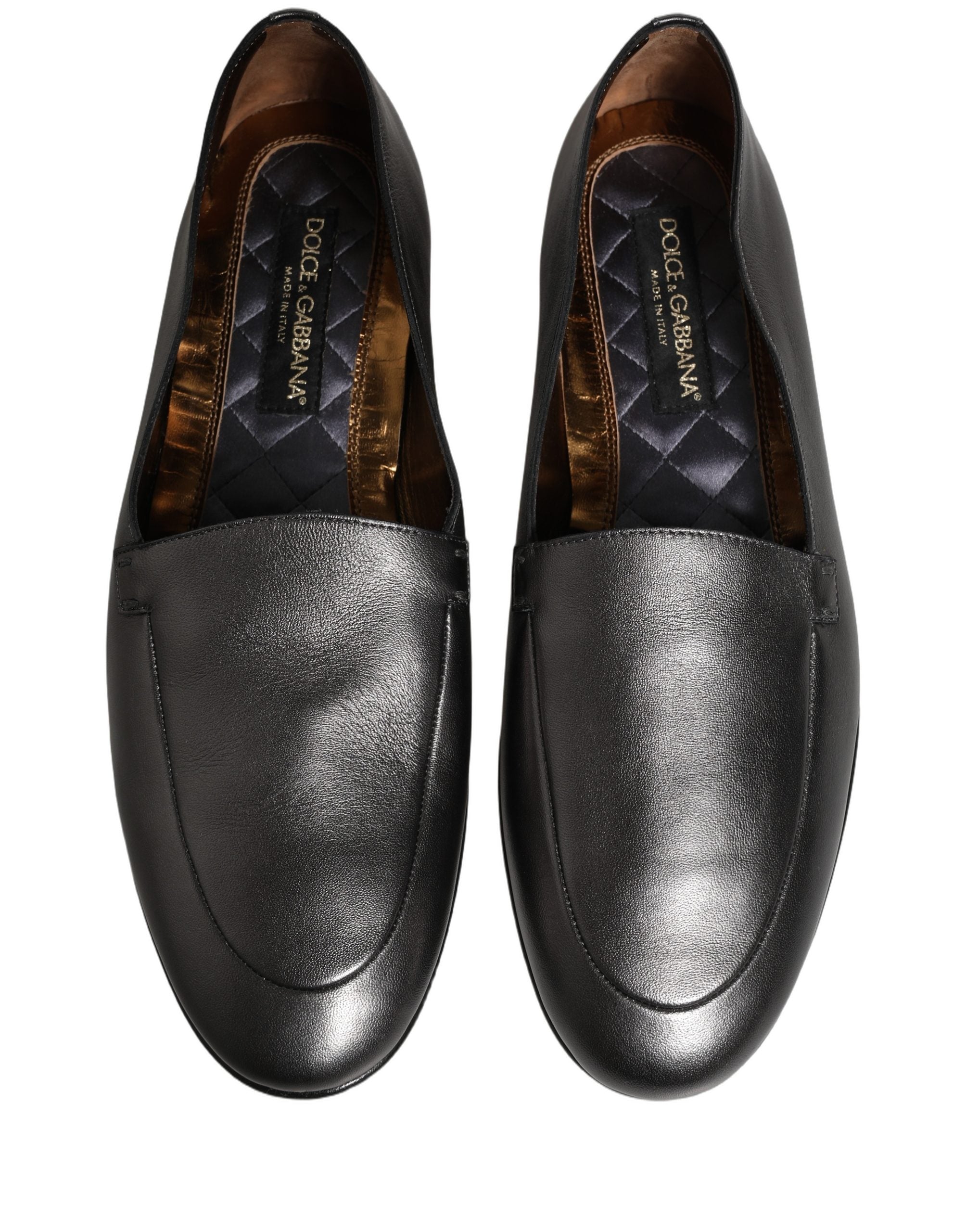 Chaussures mocassins Dolce & Gabbana en cuir argenté avec logo DG, sans lacets, vue de profil.