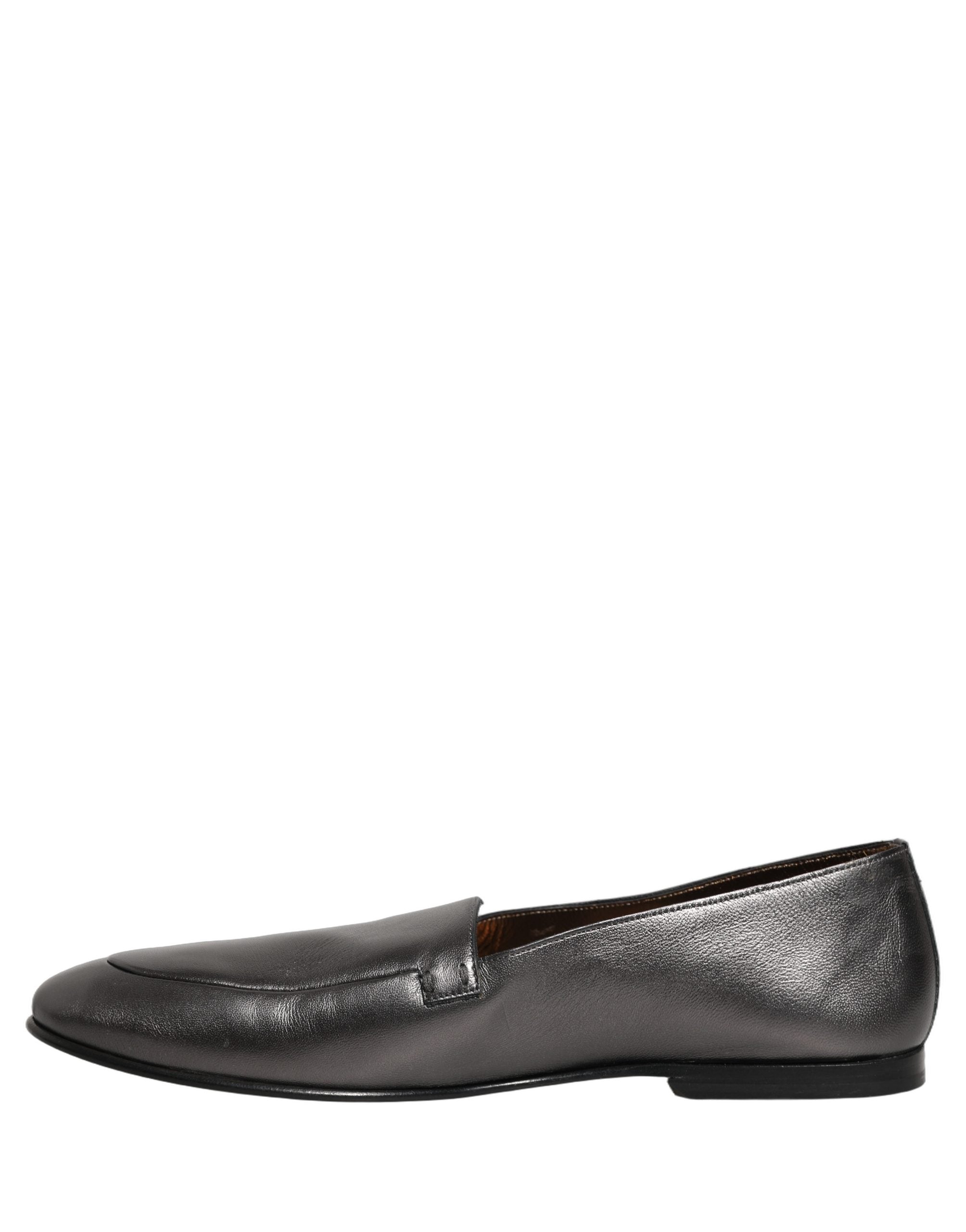 Chaussures mocassins en cuir argenté Dolce & Gabbana avec logo DG, slip-on élégants et modernes.
