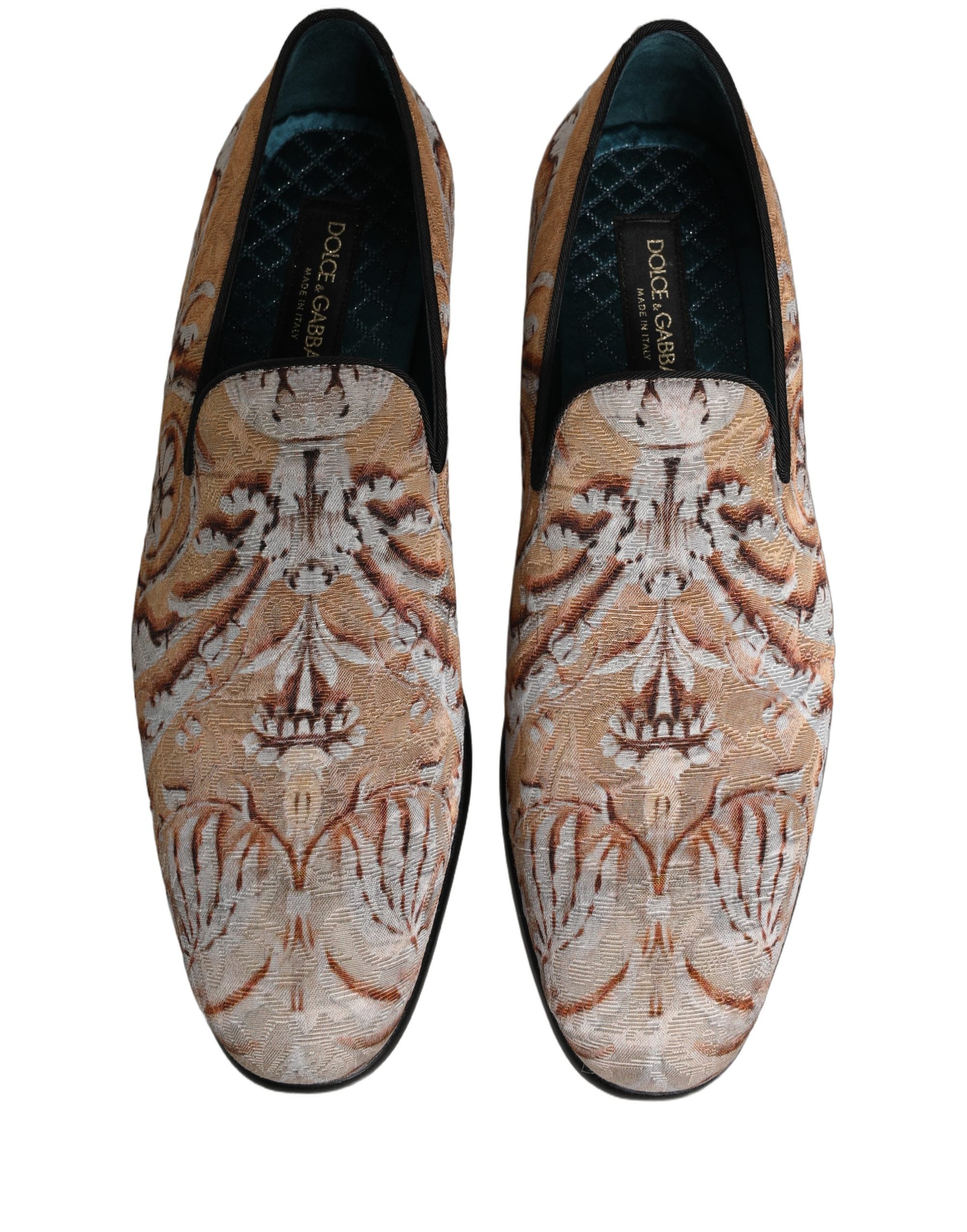 Chaussures mocassins homme Dolce & Gabbana en brocart beige, élégants et confortables, avec fermeture sans lacets.