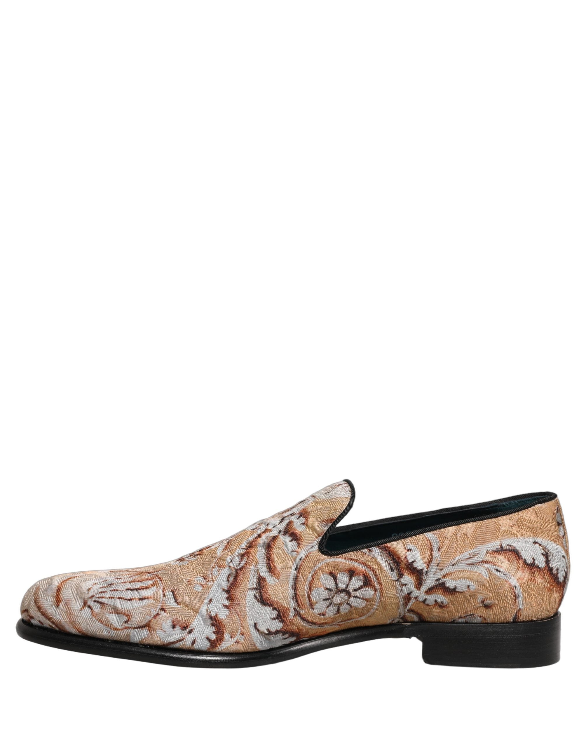 Chaussures mocassins homme Dolce & Gabbana en brocart beige, élégantes et confortables, avec fermeture slip-on.