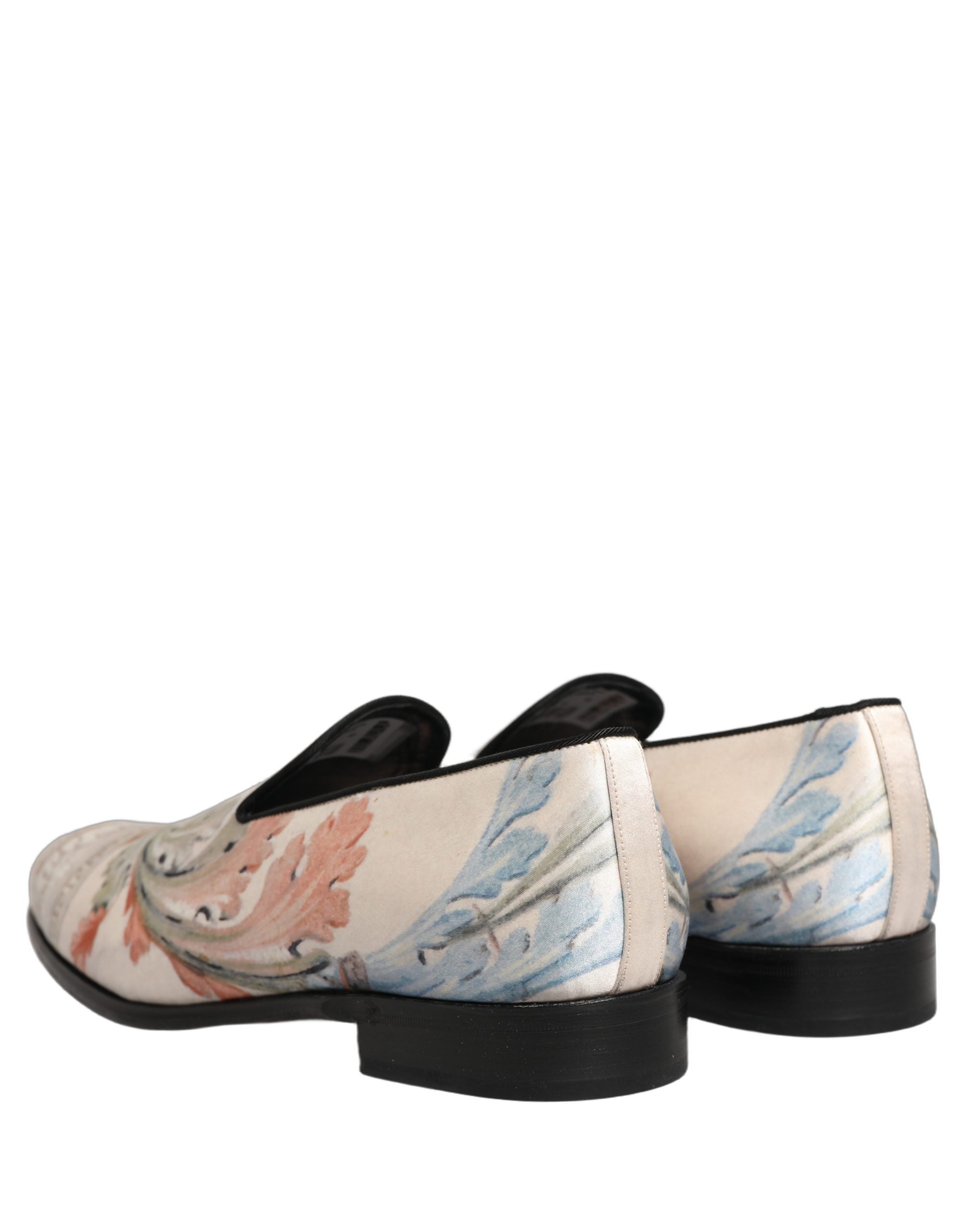 Chaussures loafers Dolce & Gabbana blanches avec motif floral, slip-on élégantes pour femmes.