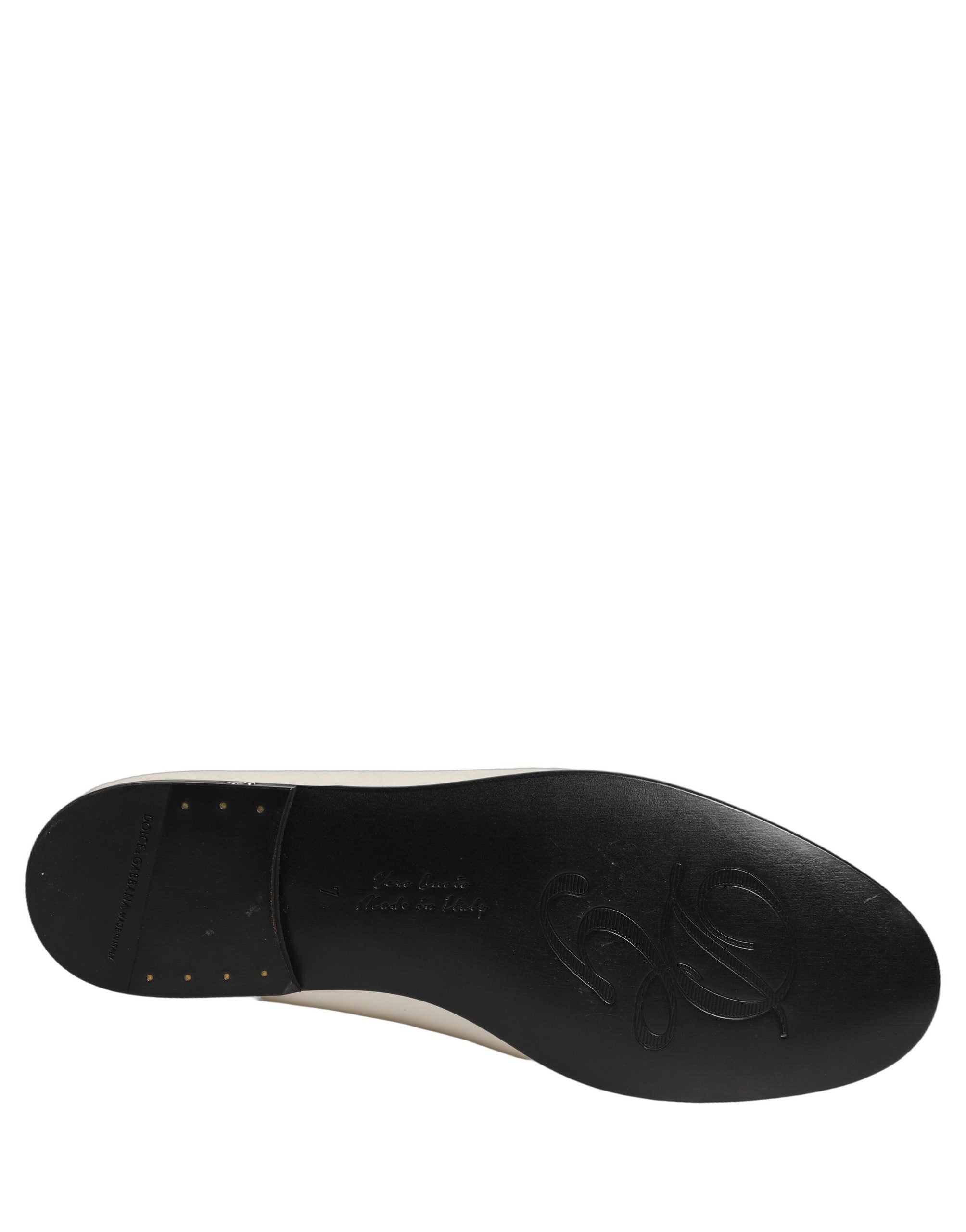 Chaussures Dolce & Gabbana en satin blanc, mocassins slip-on avec logo élégant, pour un style sophistiqué et confortable.