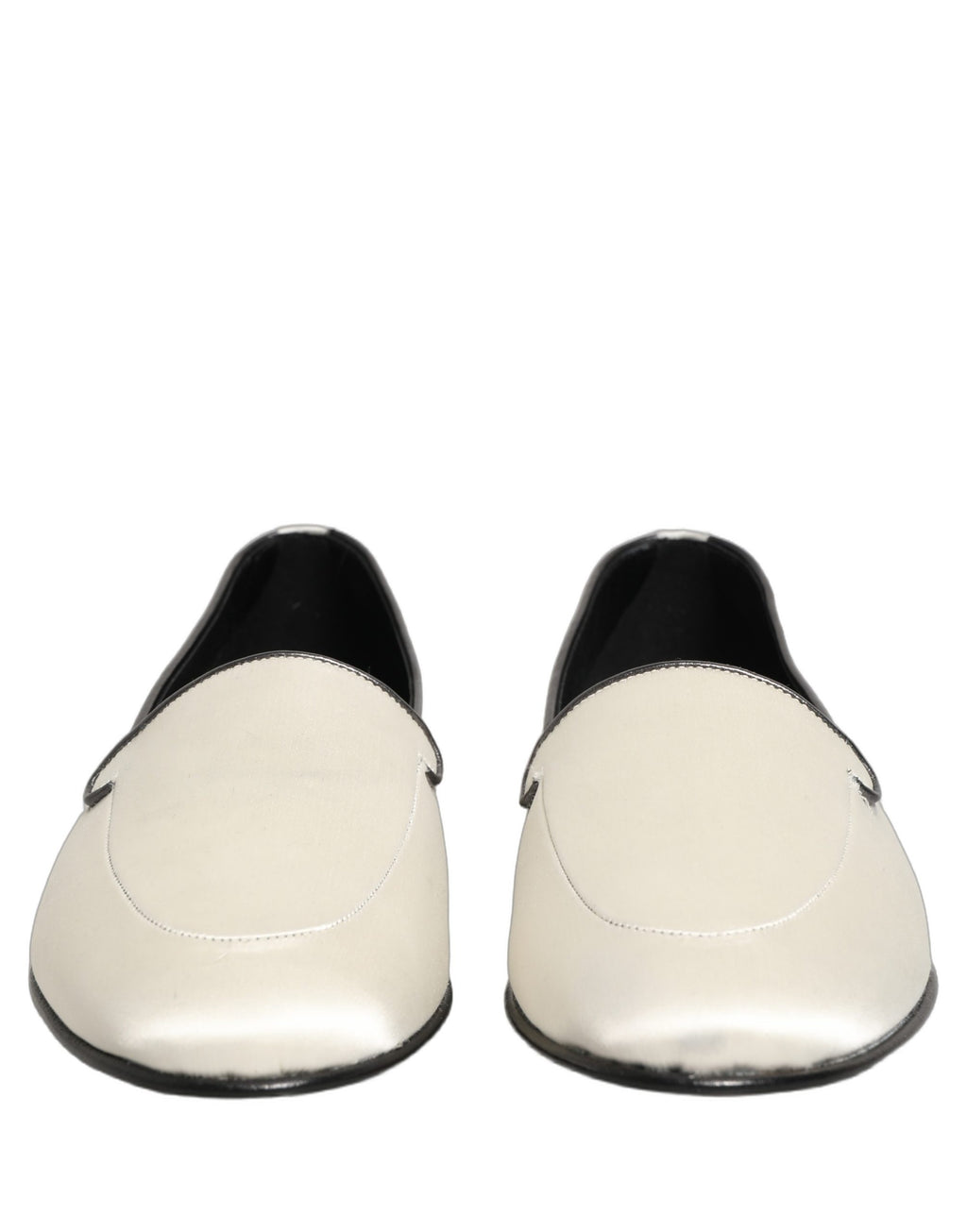 Chaussures mocassins Dolce & Gabbana en satin blanc avec logo, style slip-on, élégantes et confortables pour femmes.